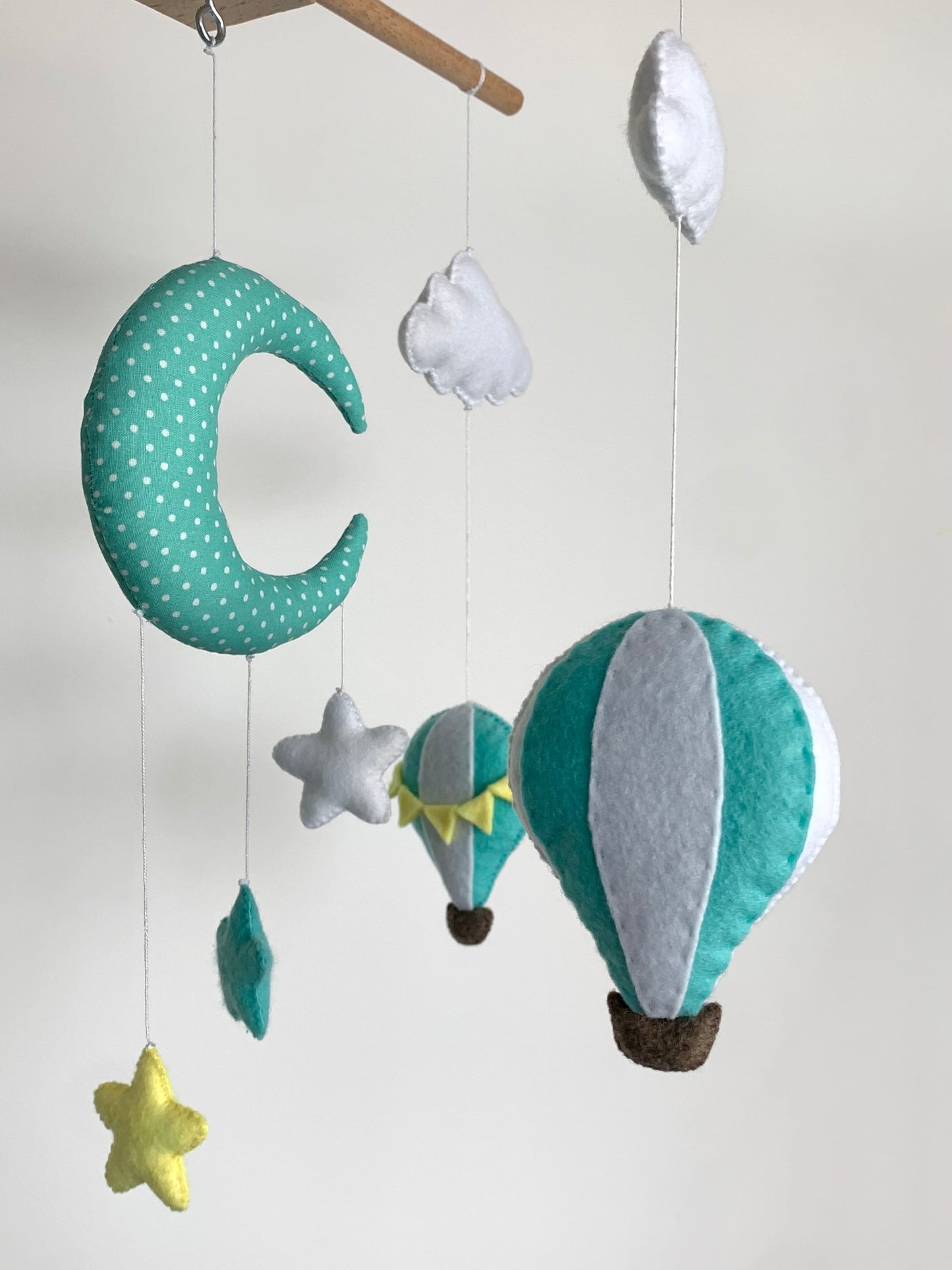 Mobile bébé, montgolfières menthe. Décoration chambre bébé