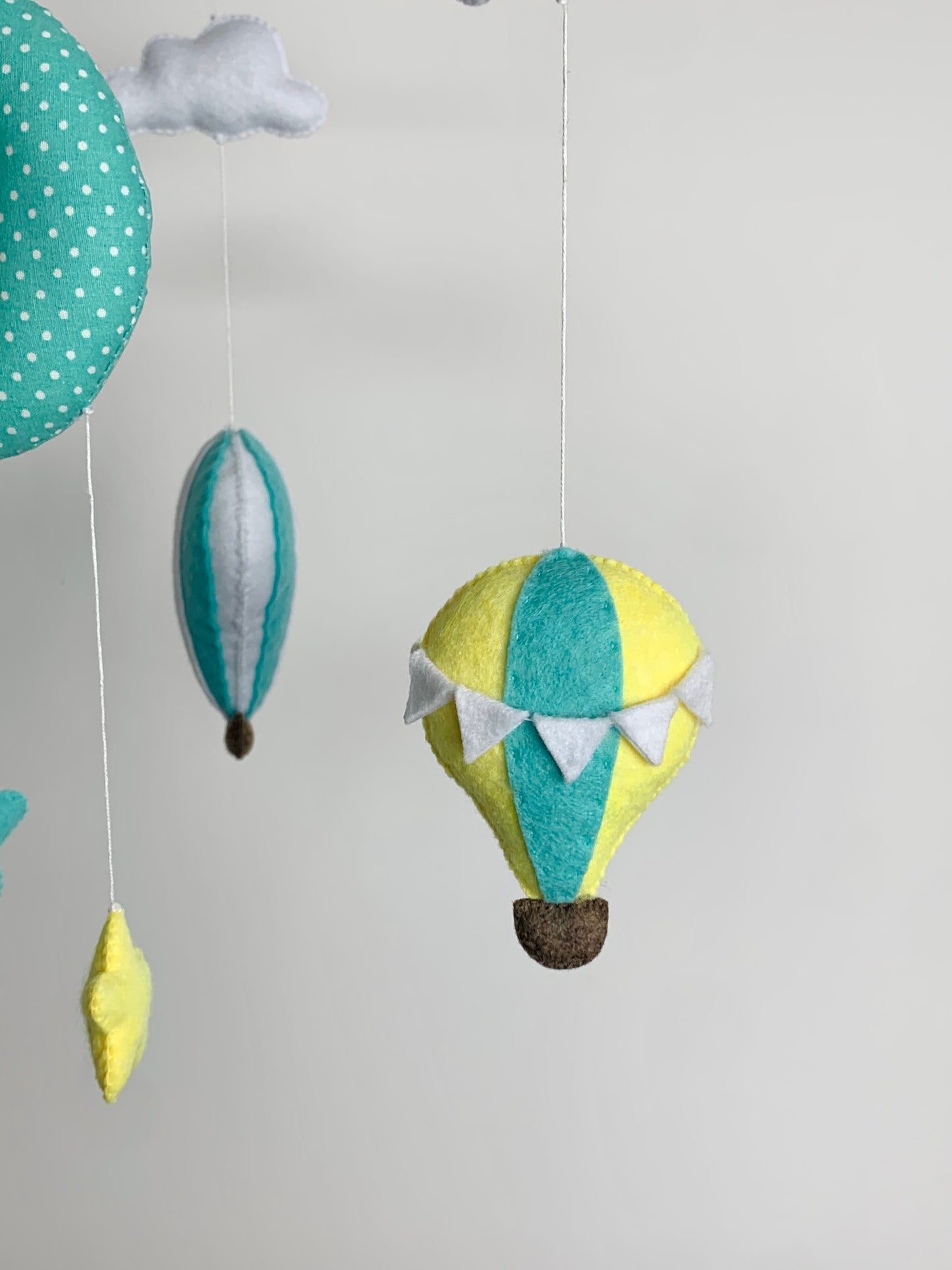 Mobile bébé, montgolfières menthe. Décoration chambre bébé