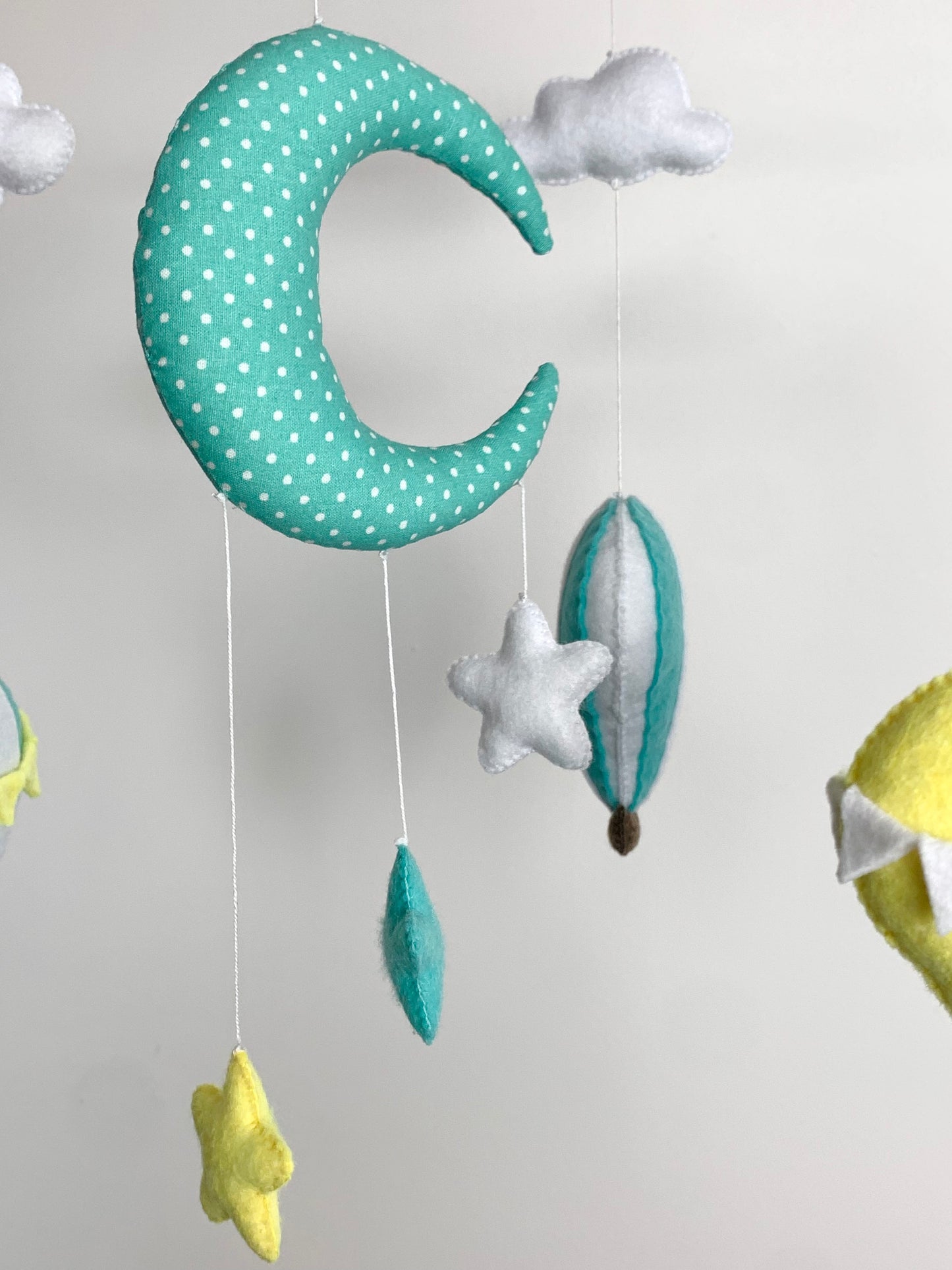 Mobile bébé, montgolfières menthe. Décoration chambre bébé