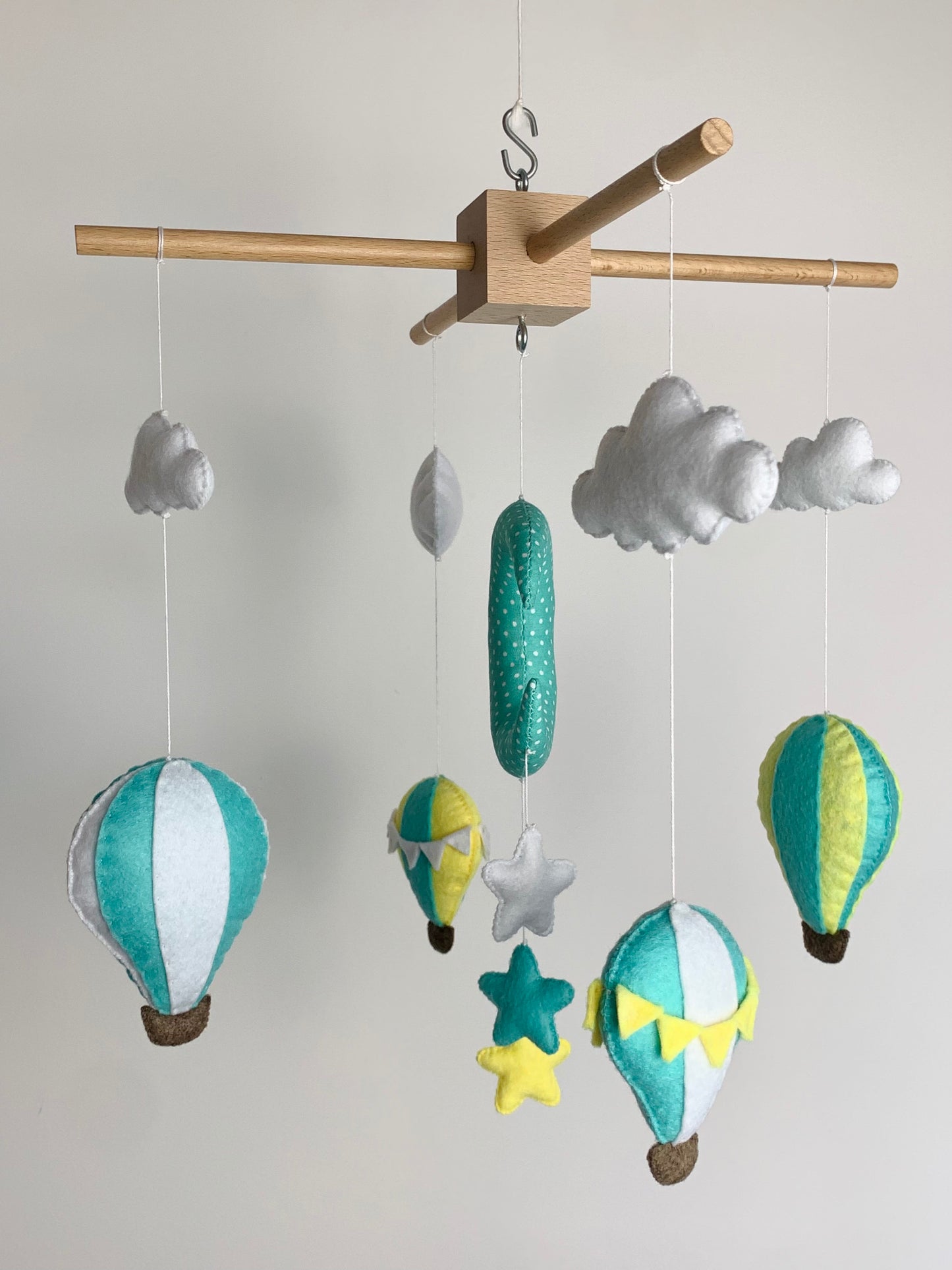 Mobile bébé, montgolfières menthe. Décoration chambre bébé