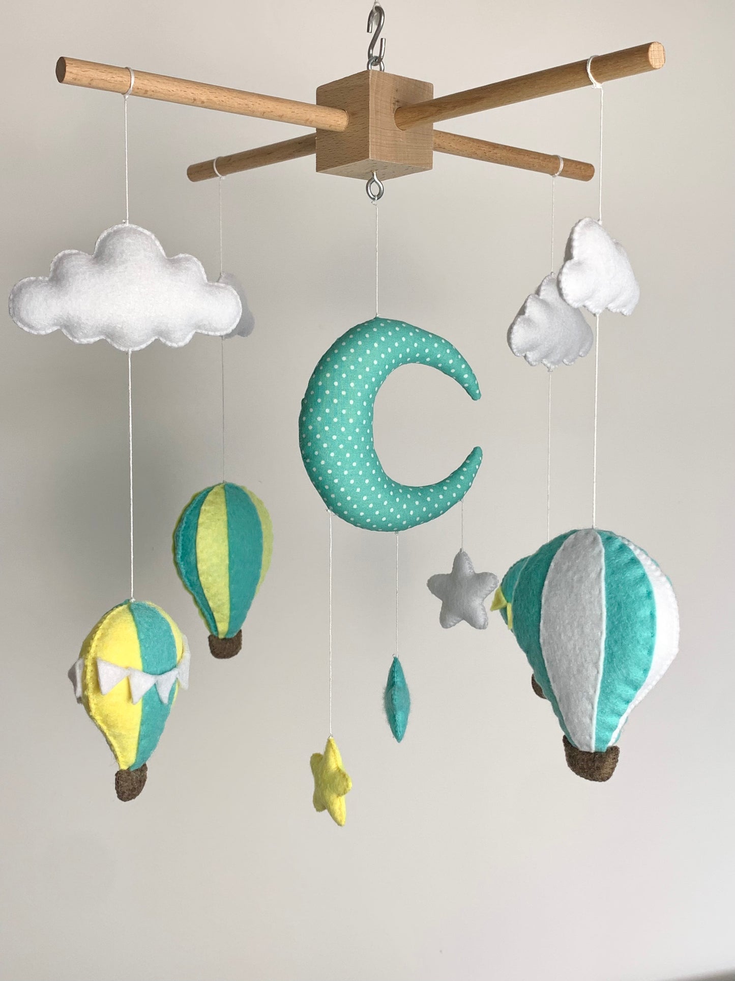 Mobile bébé, montgolfières menthe. Décoration chambre bébé