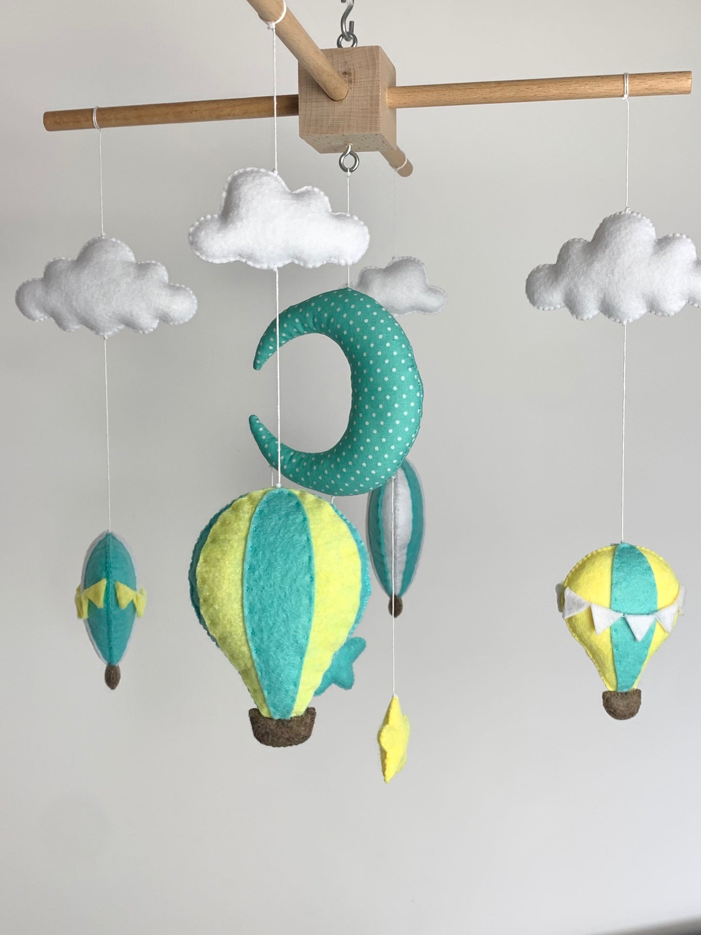 Mobile bébé, montgolfières menthe. Décoration chambre bébé