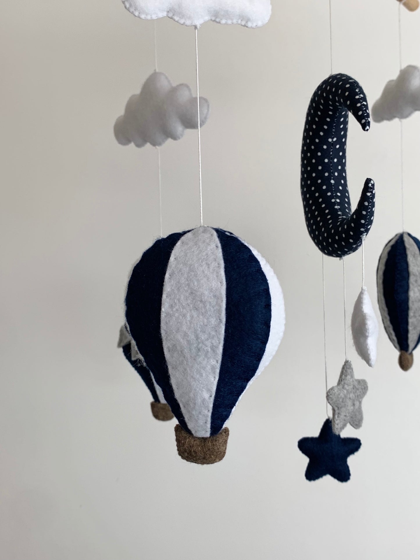 Mobile bébé montgolfières, bleu marine. Décoration de chambre bébé
