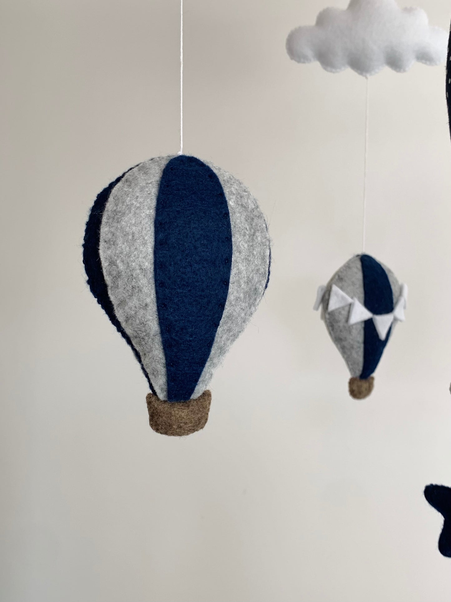 Mobile bébé montgolfières, bleu marine. Décoration de chambre bébé