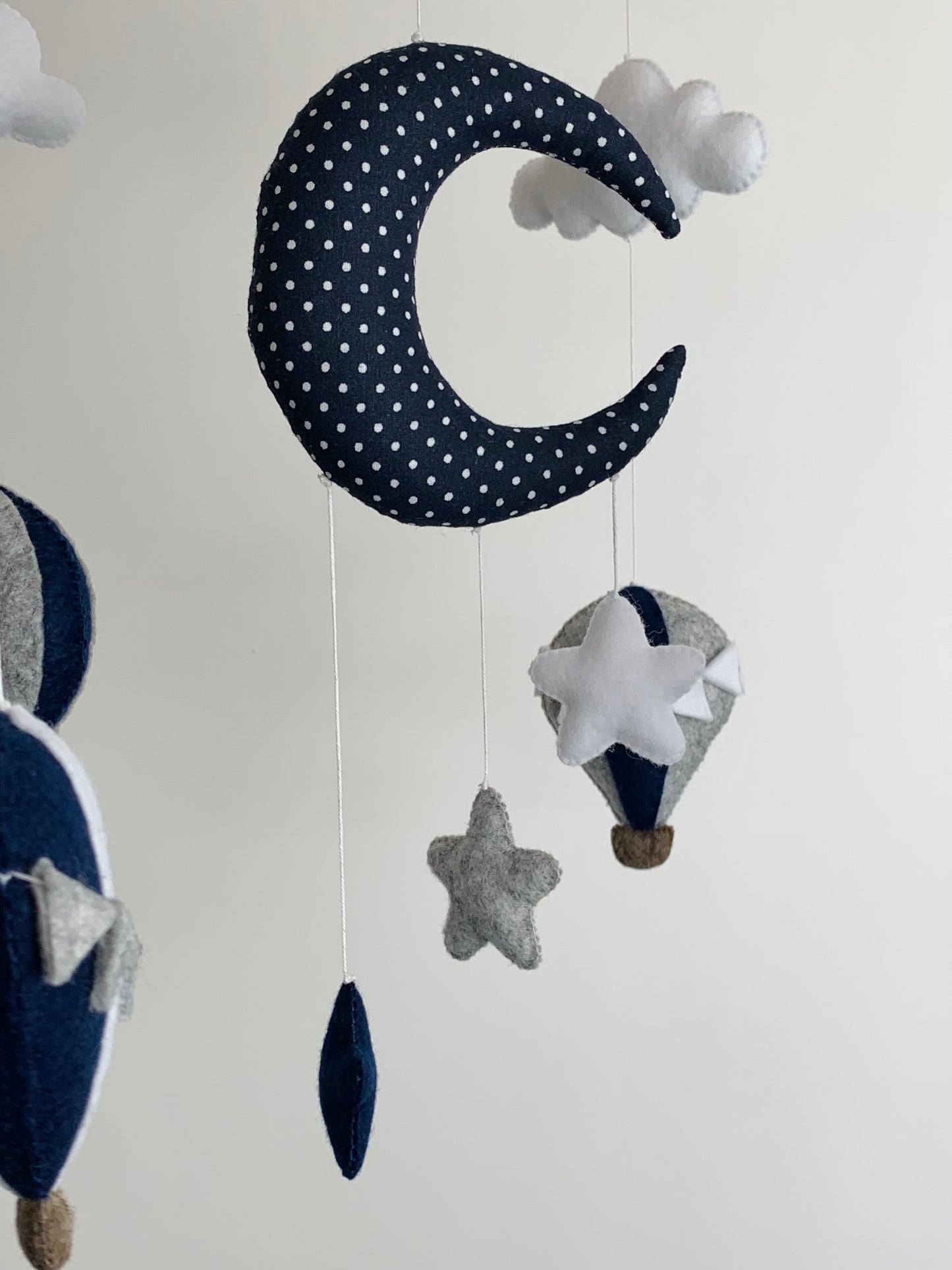 Mobile bébé montgolfières, bleu marine. Décoration de chambre bébé