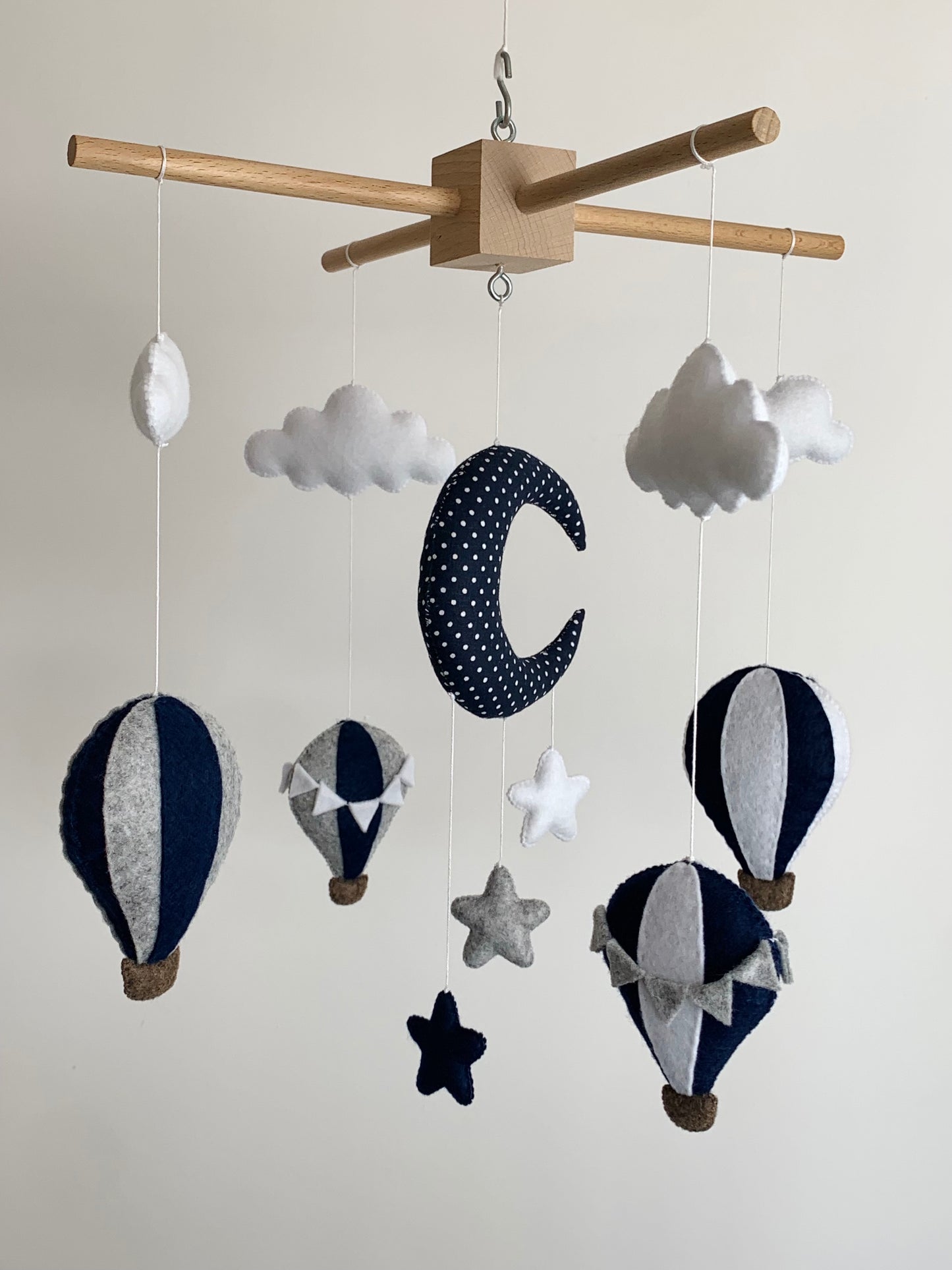 Mobile bébé montgolfières, bleu marine. Décoration de chambre bébé