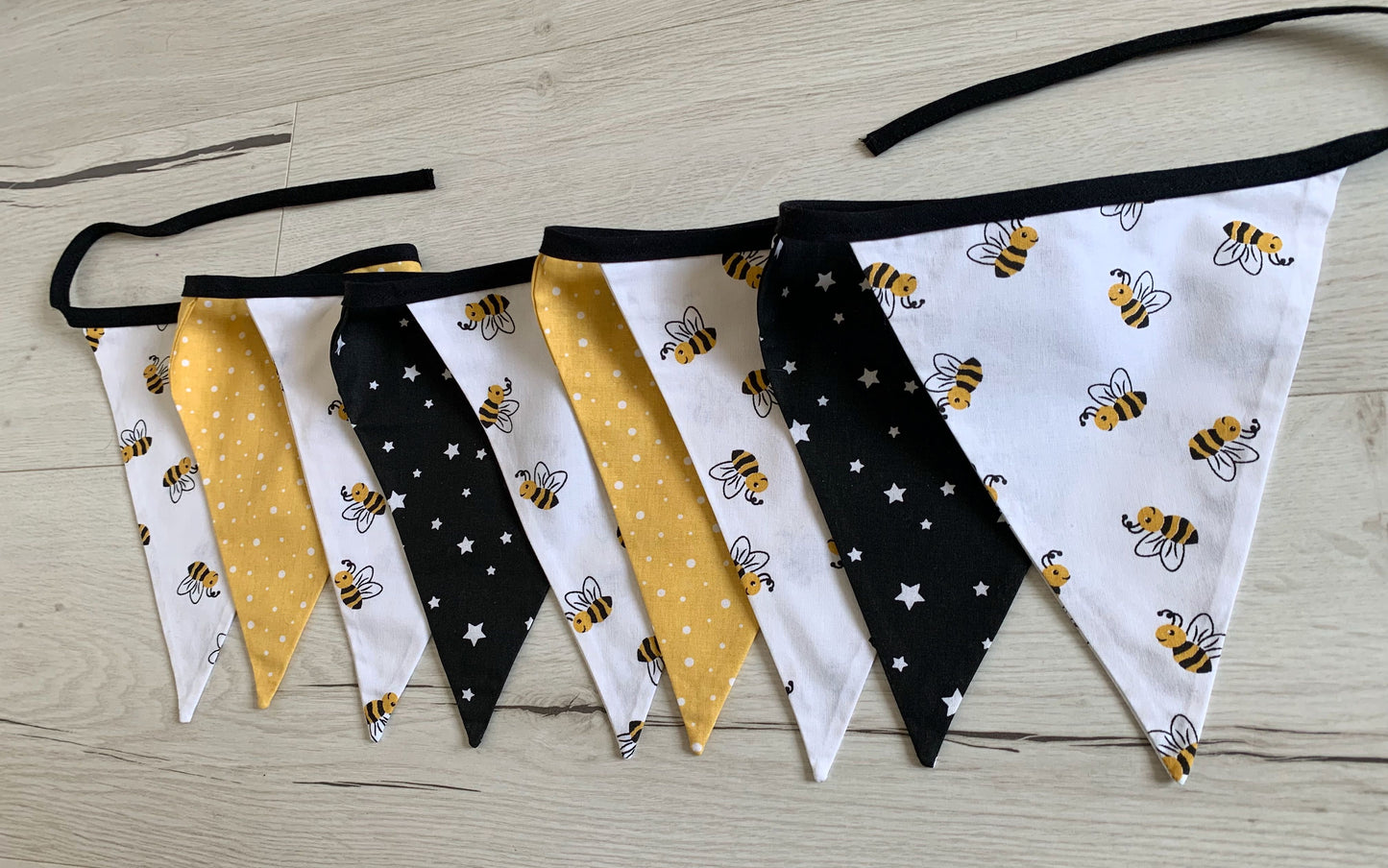 Guirlande de fanions. Abeilles. Cadeau bébé fait main