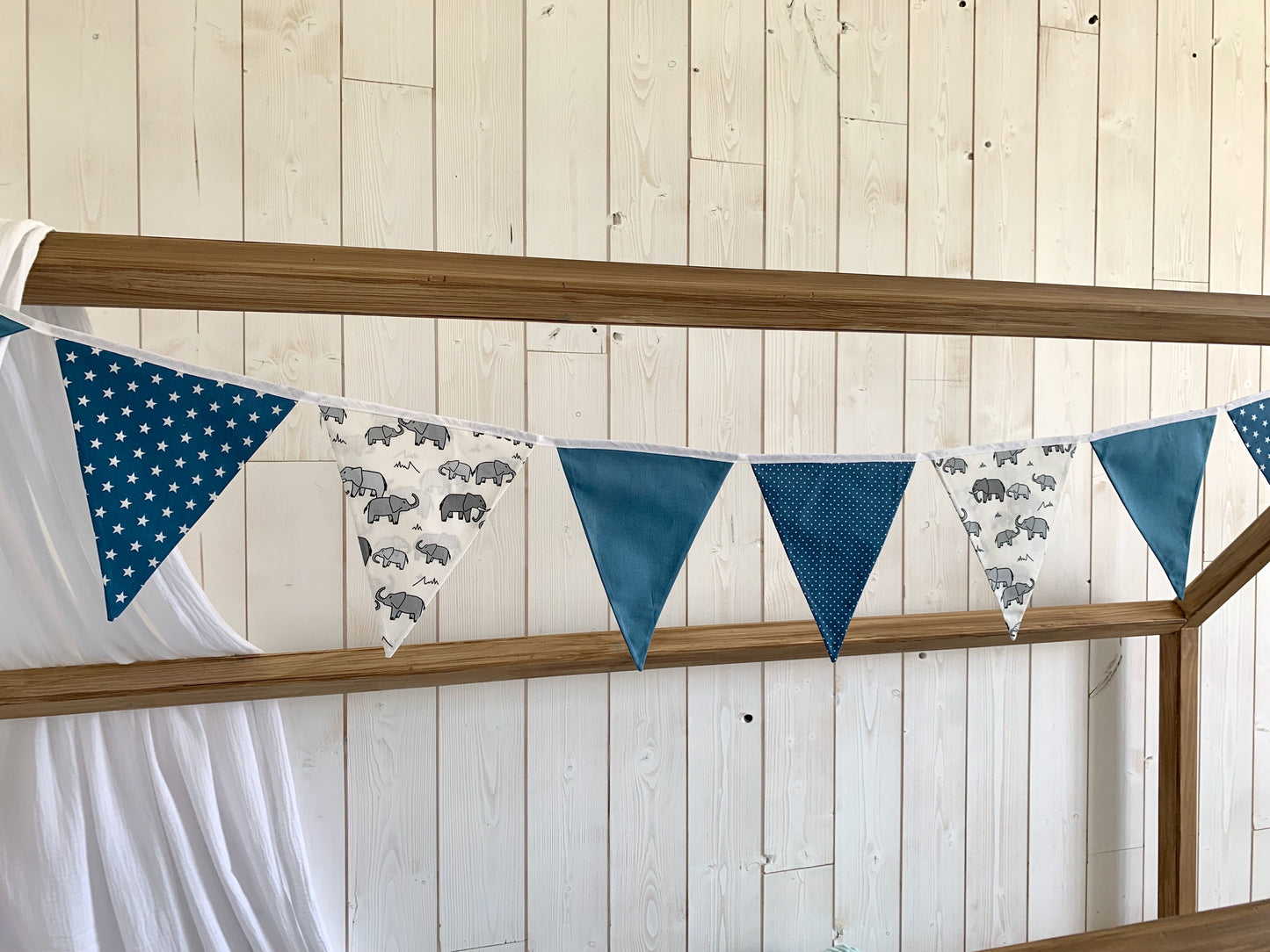 Guirlande de fanions. Éléphants. Décoration chambre bébé