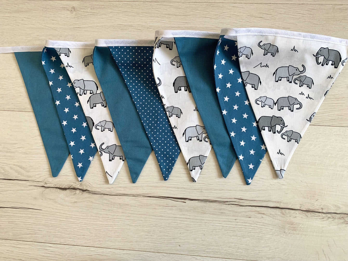 Guirlande de fanions. Éléphants. Décoration chambre bébé