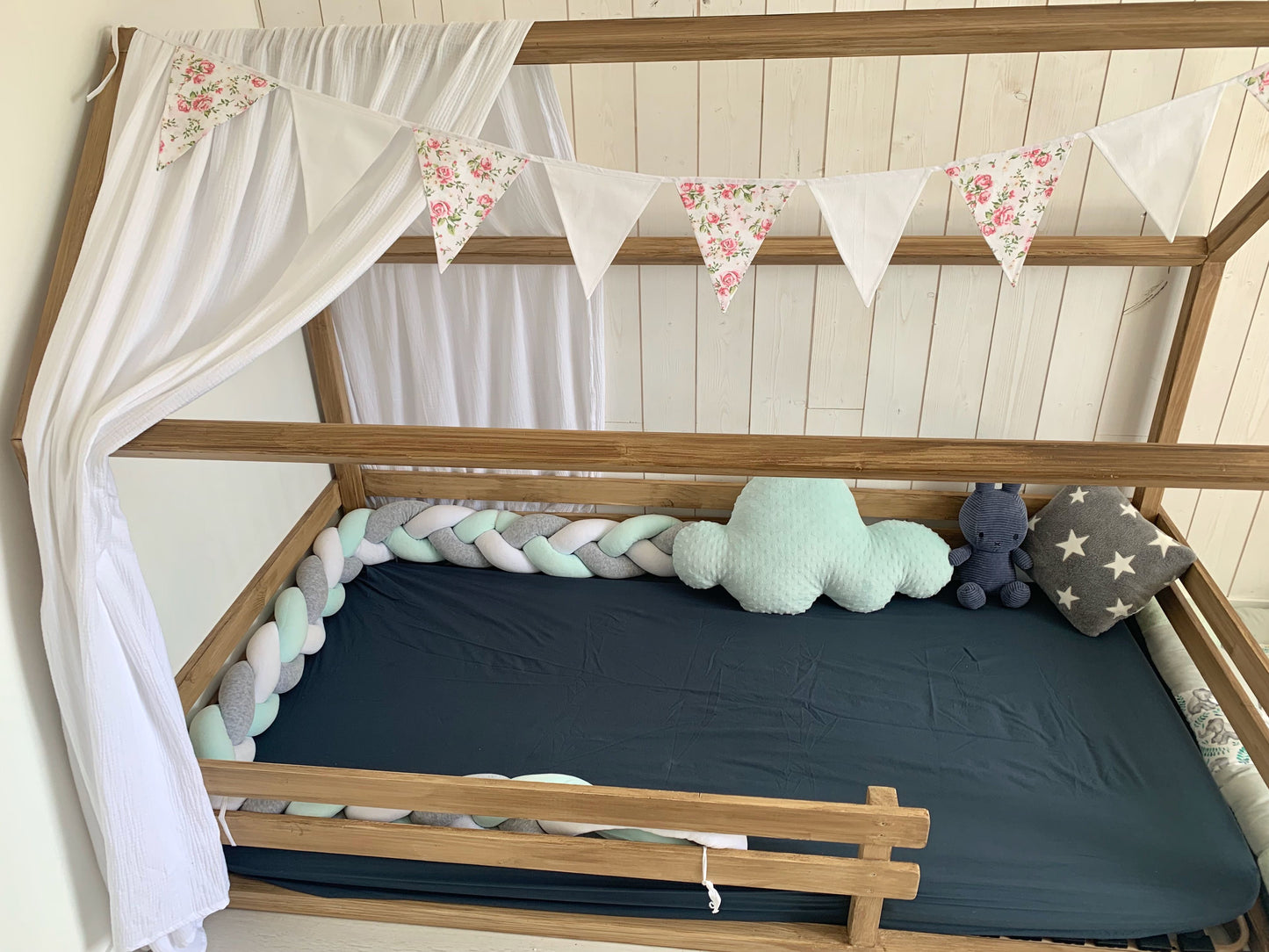Guirlande de fanions. Roses. Cadeau bébé