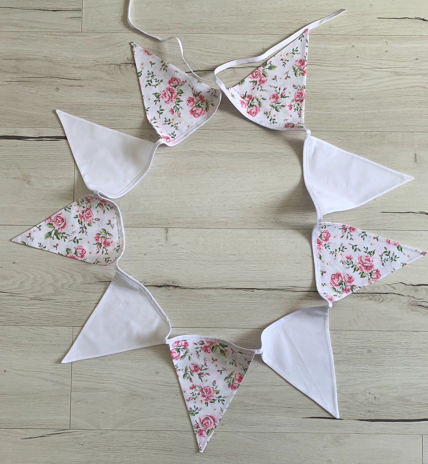 Guirlande de fanions. Roses. Cadeau bébé
