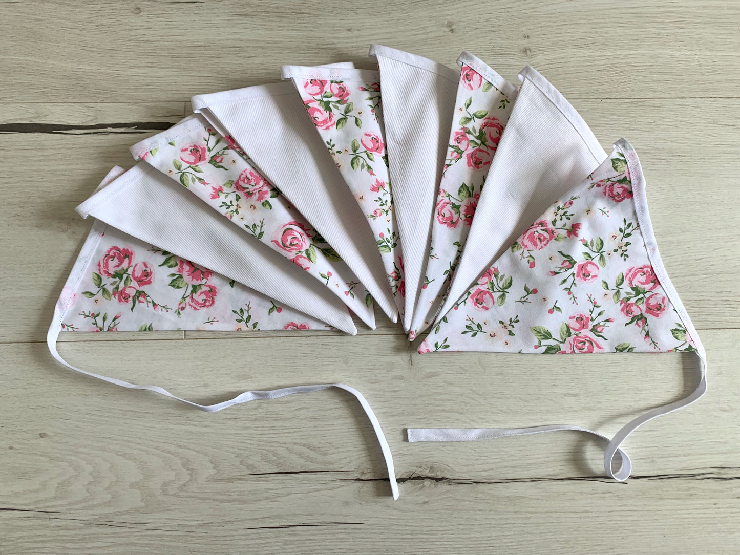 Guirlande de fanions. Roses. Cadeau bébé