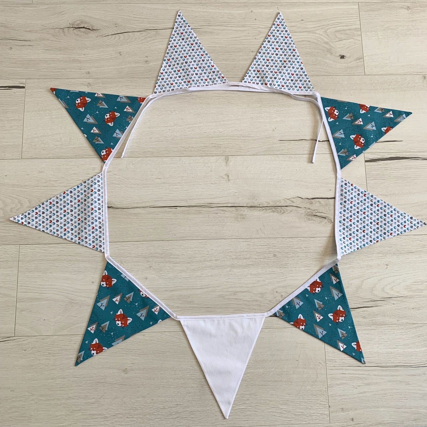 Guirlande de fanions. Panda roux. Cadeau de naissance