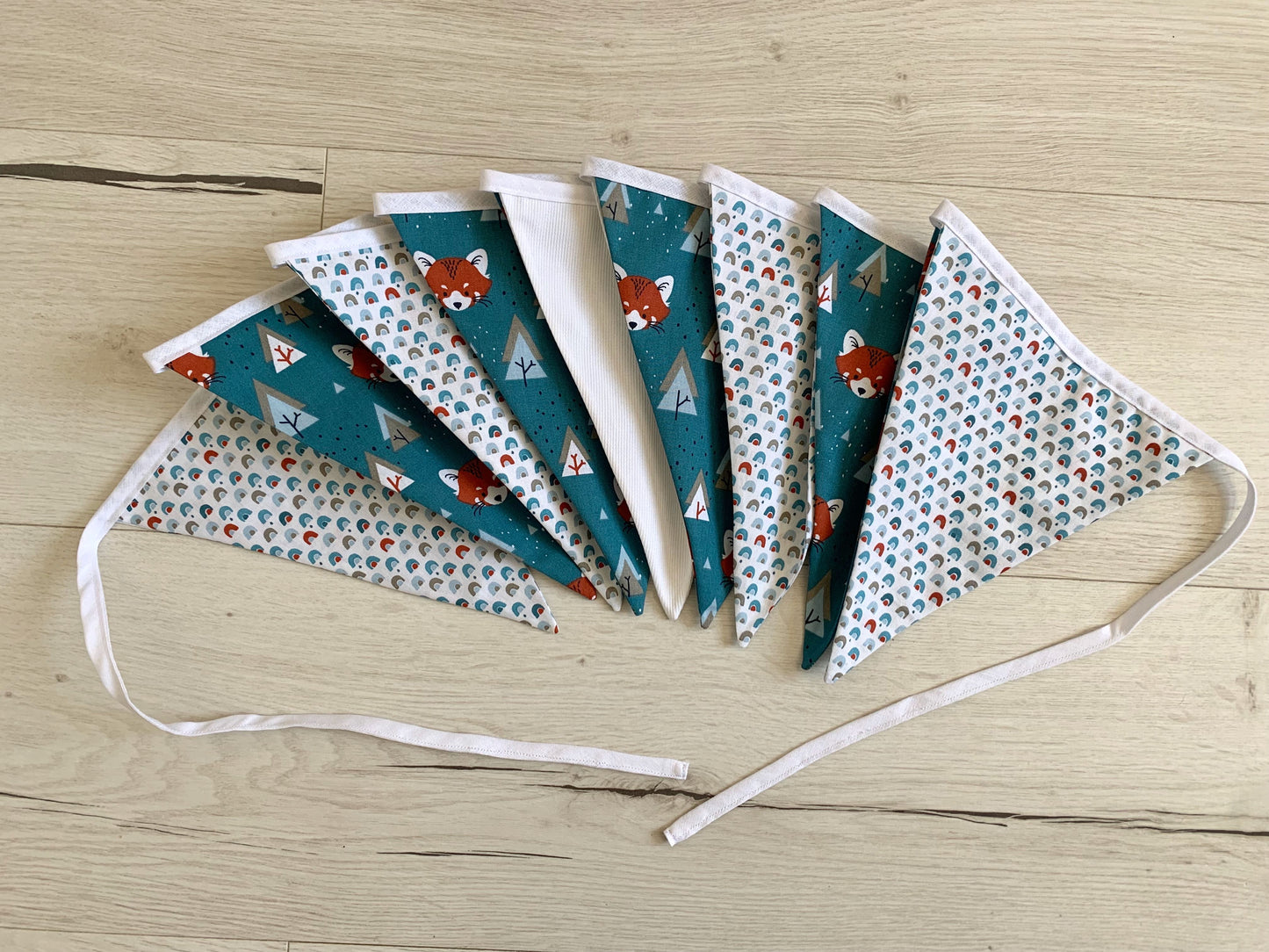 Guirlande de fanions. Panda roux. Cadeau de naissance