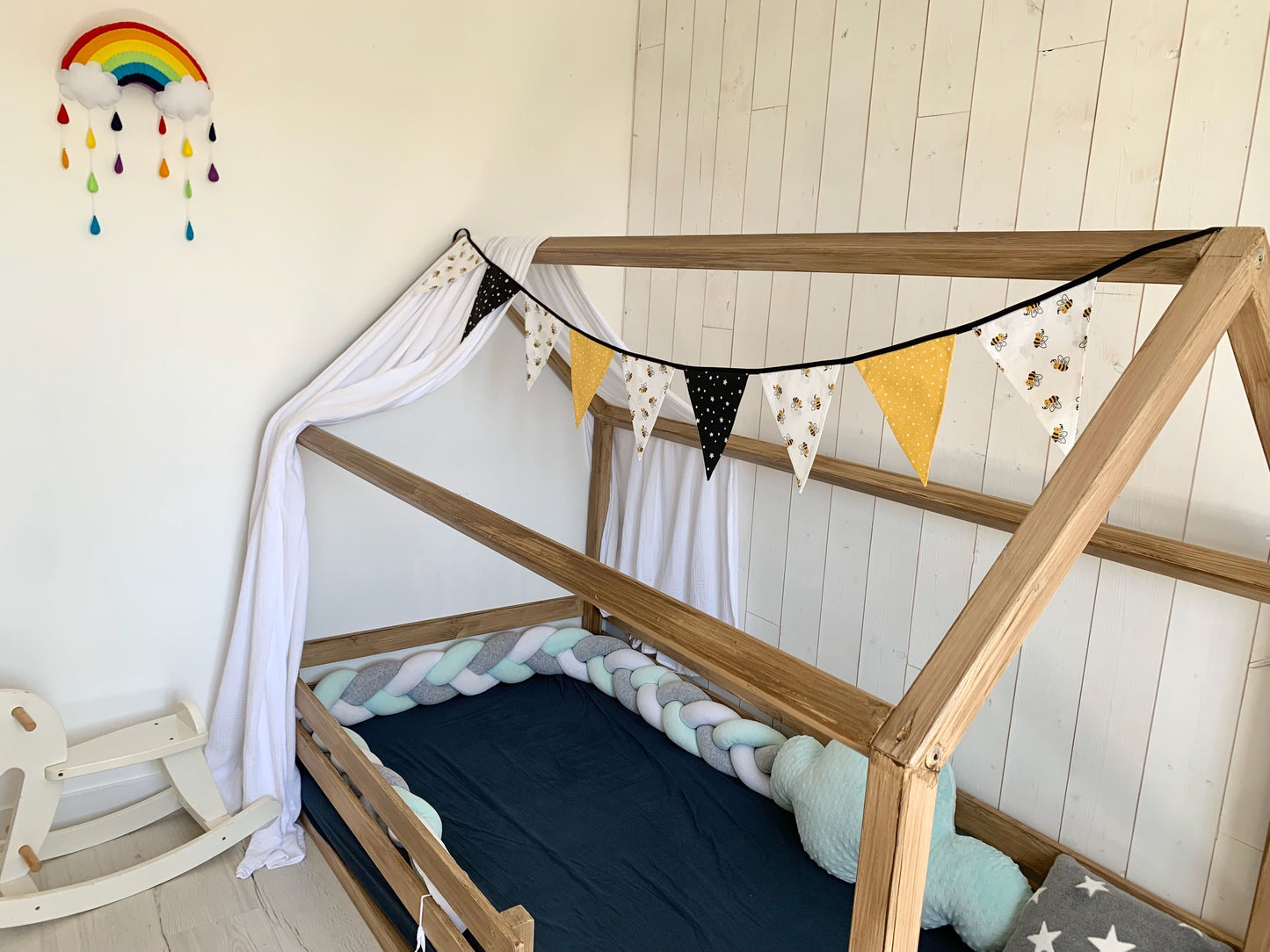 Guirlande de fanions. Abeilles. Cadeau bébé fait main