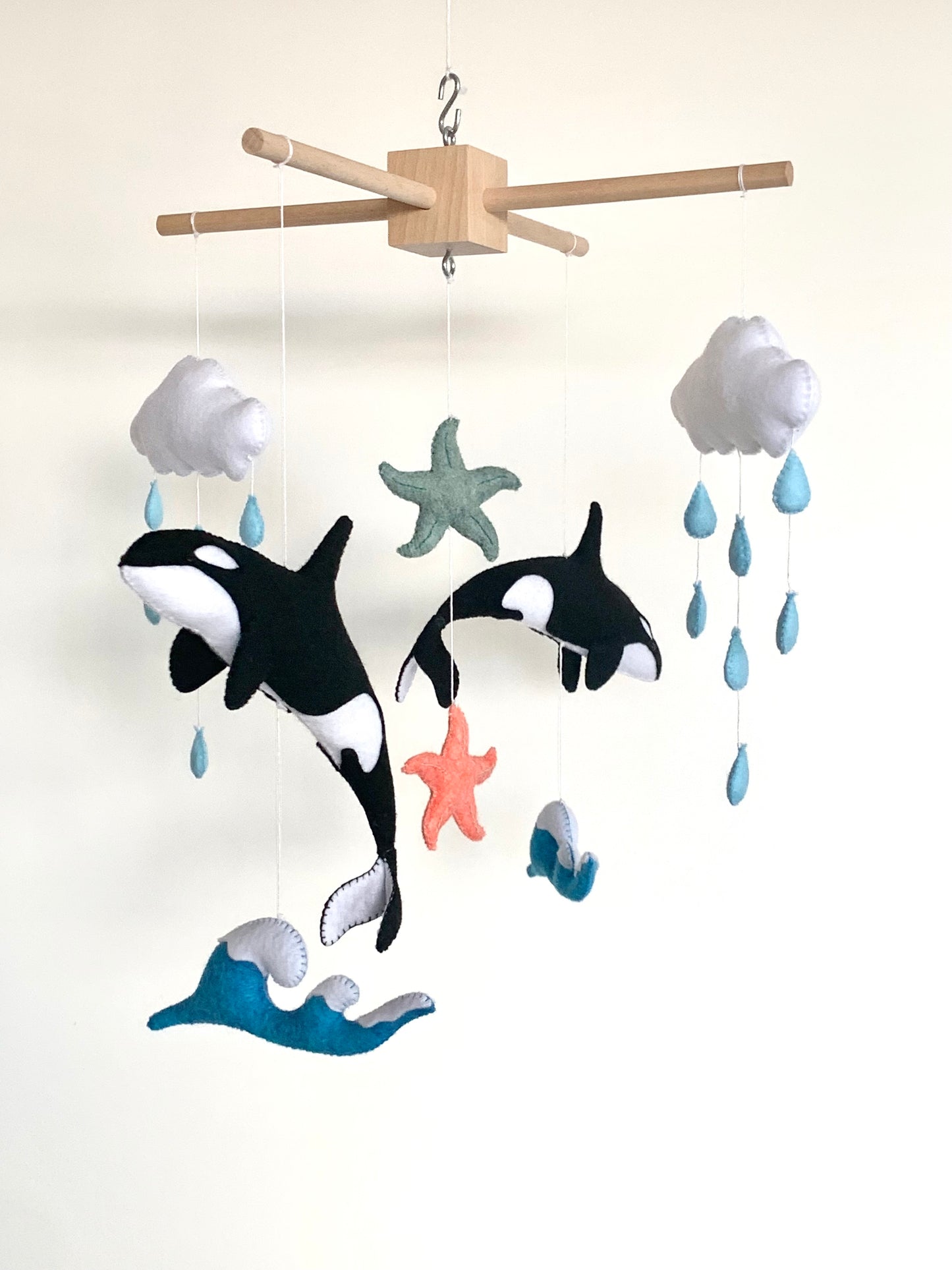 Mobile bébé orques. Décoration de chambre bébé faite main
