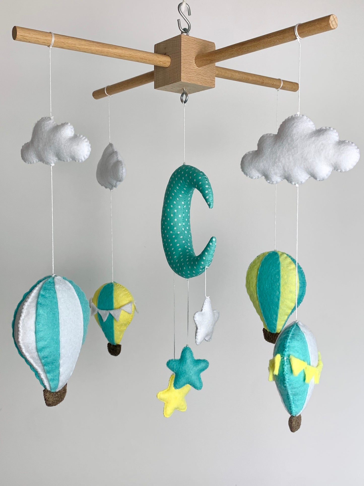 Mobile bébé, montgolfières menthe. Décoration chambre bébé