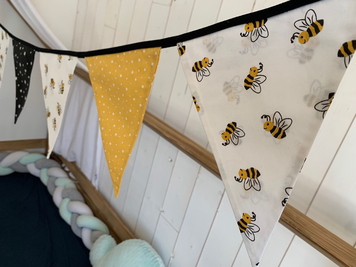 Guirlande de fanions. Abeilles. Cadeau bébé fait main