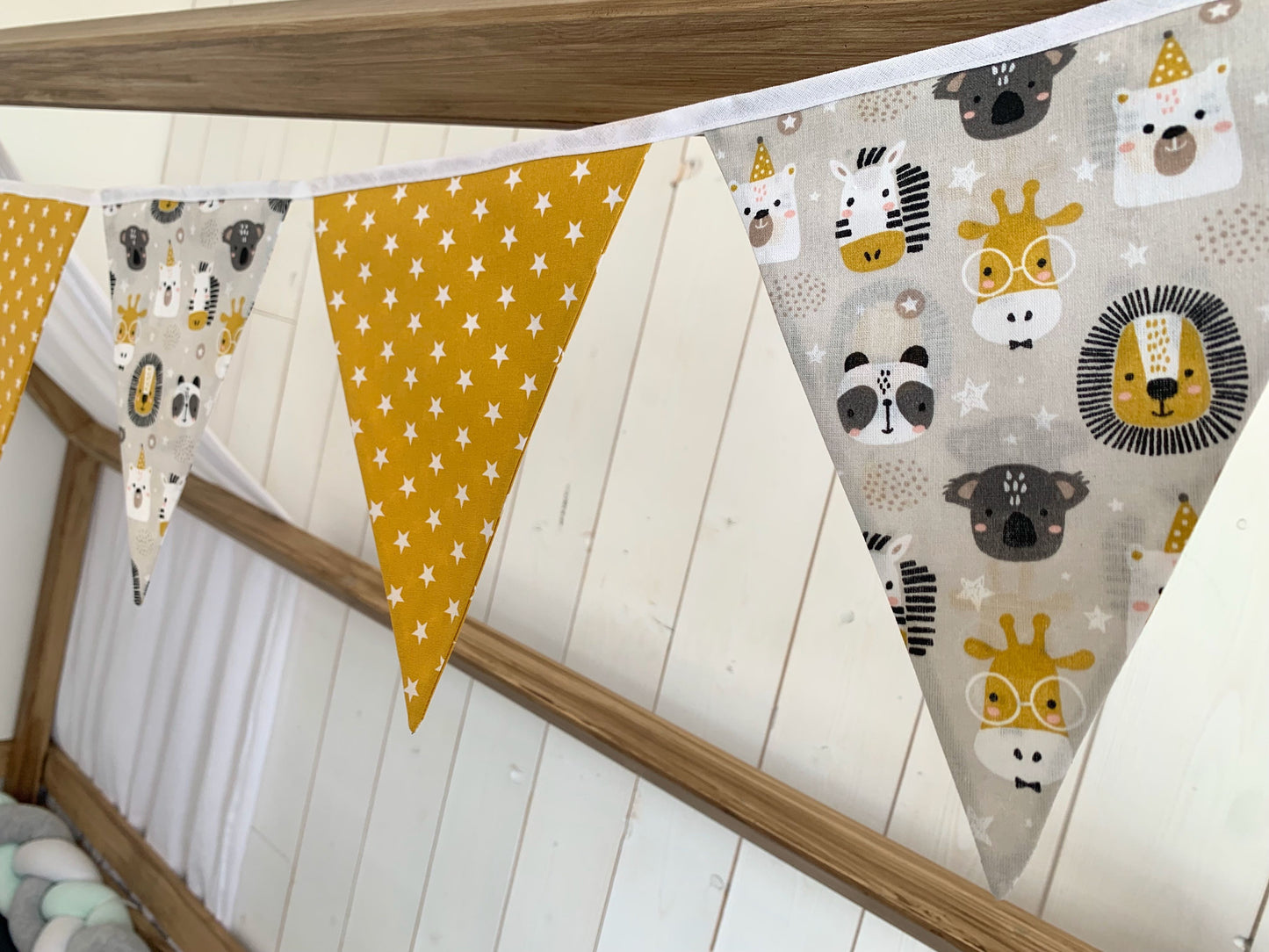 Guirlande de fanions. Animaux rigolos. Cadeau bébé