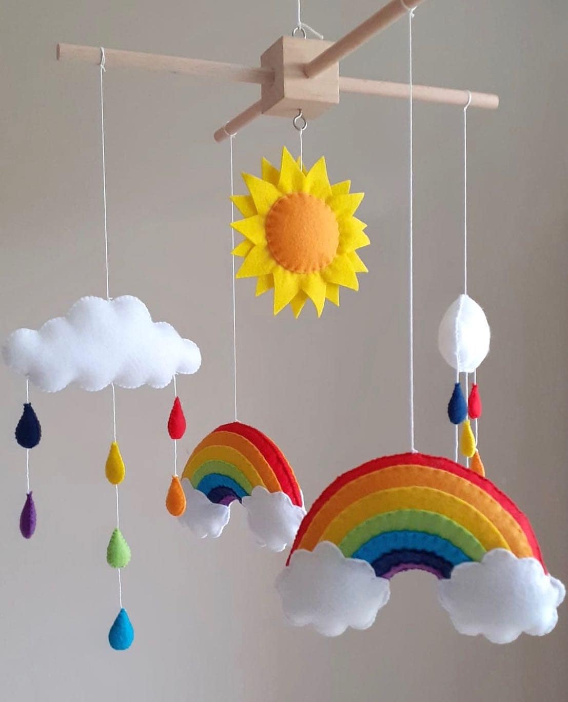 Mobile bébé arc en ciel. Décoration de chambre bébé faite main