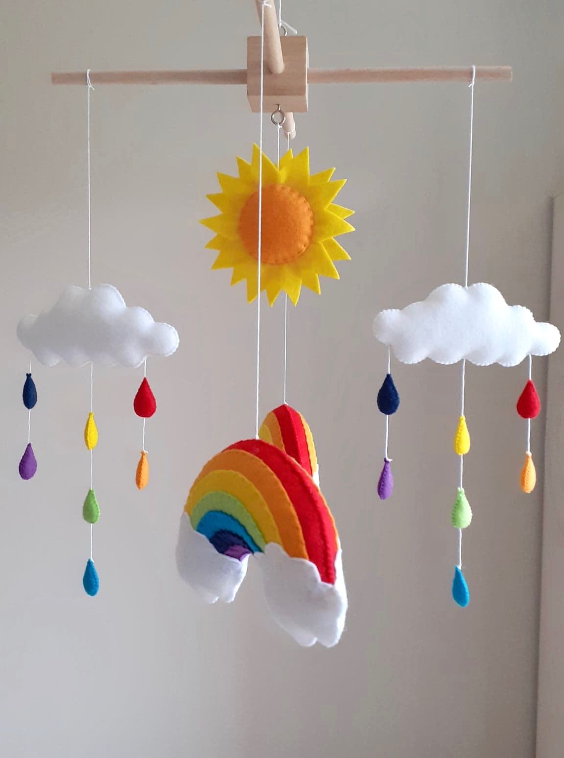 Mobile bébé arc en ciel. Décoration de chambre bébé faite main