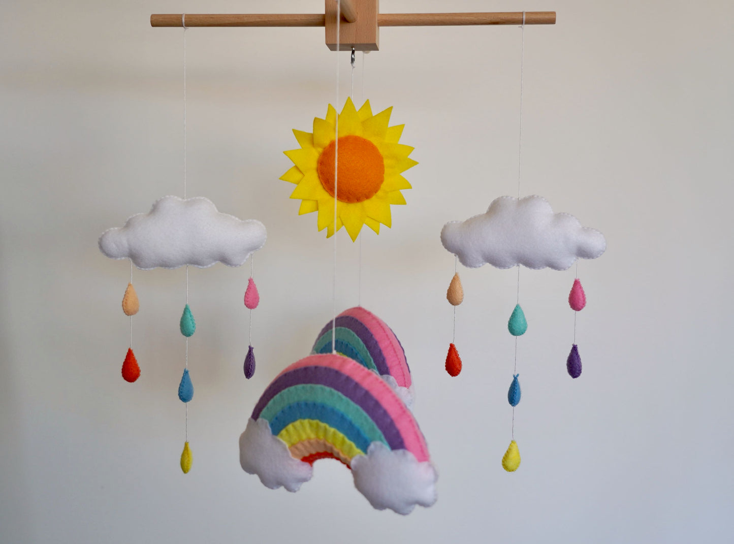 Mobile bébé arc en ciel pastel. Cadeau bébé fille
