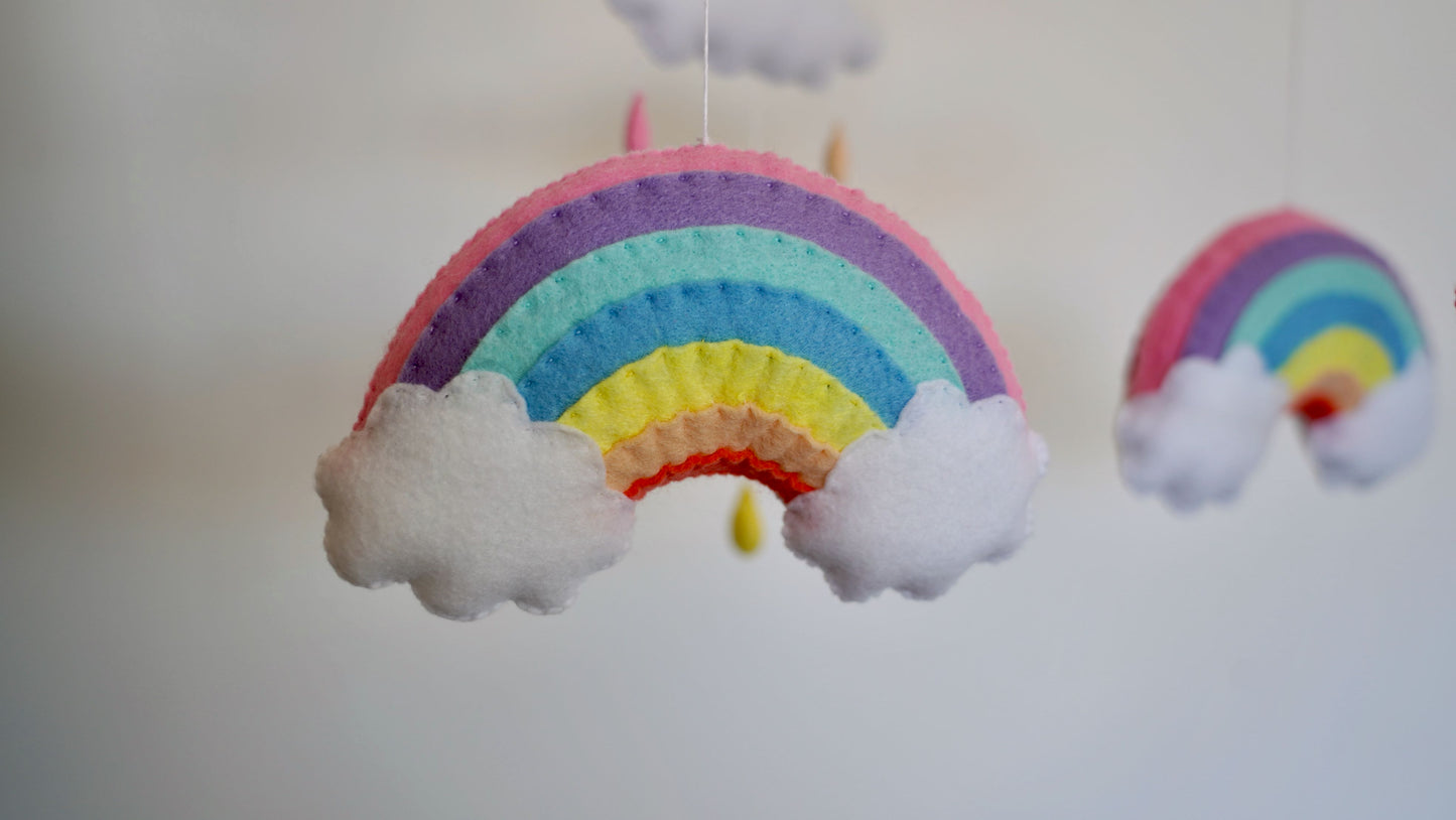 Mobile bébé arc en ciel pastel. Cadeau bébé fille