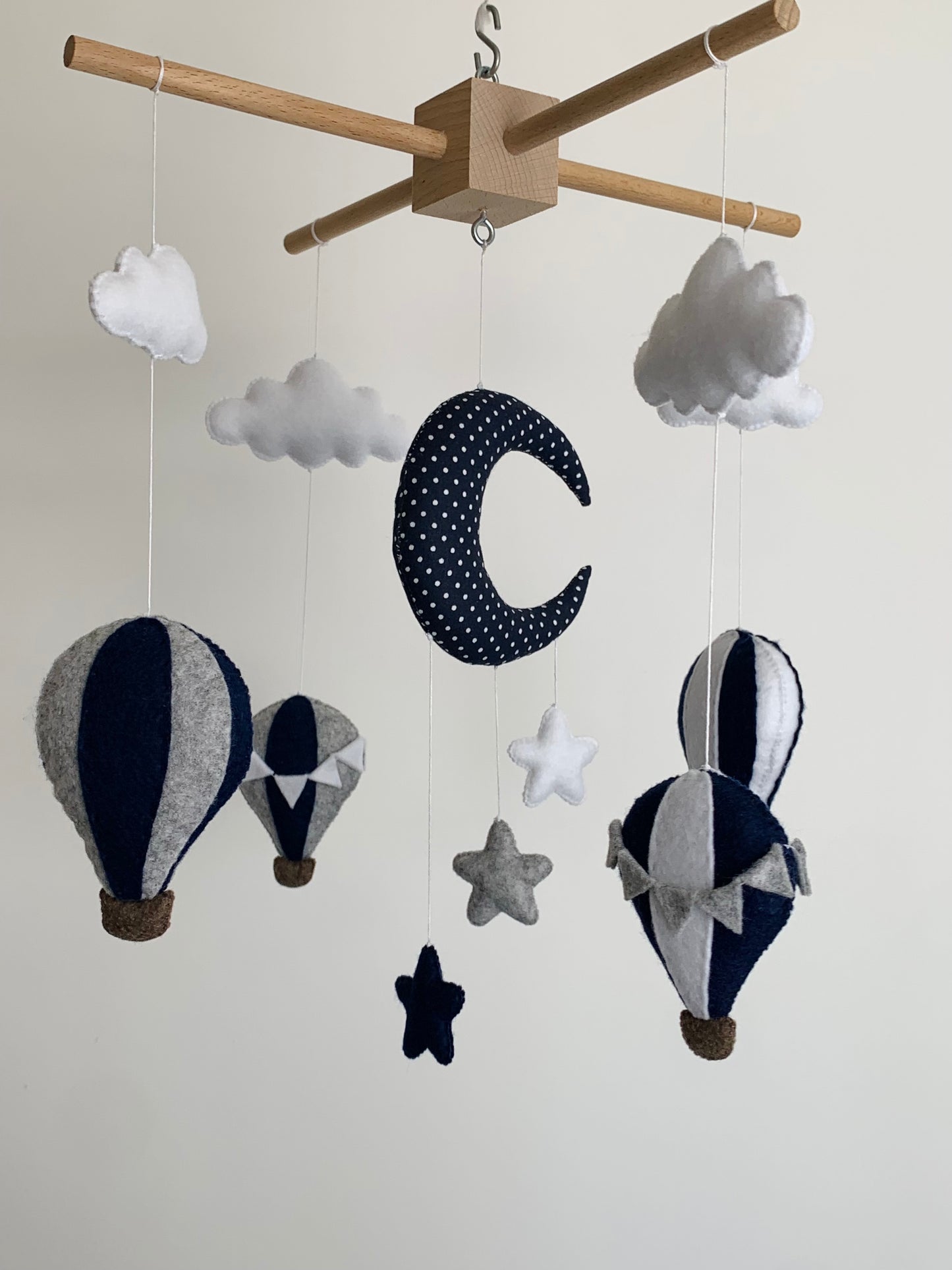 Mobile bébé montgolfières, bleu marine. Décoration de chambre bébé
