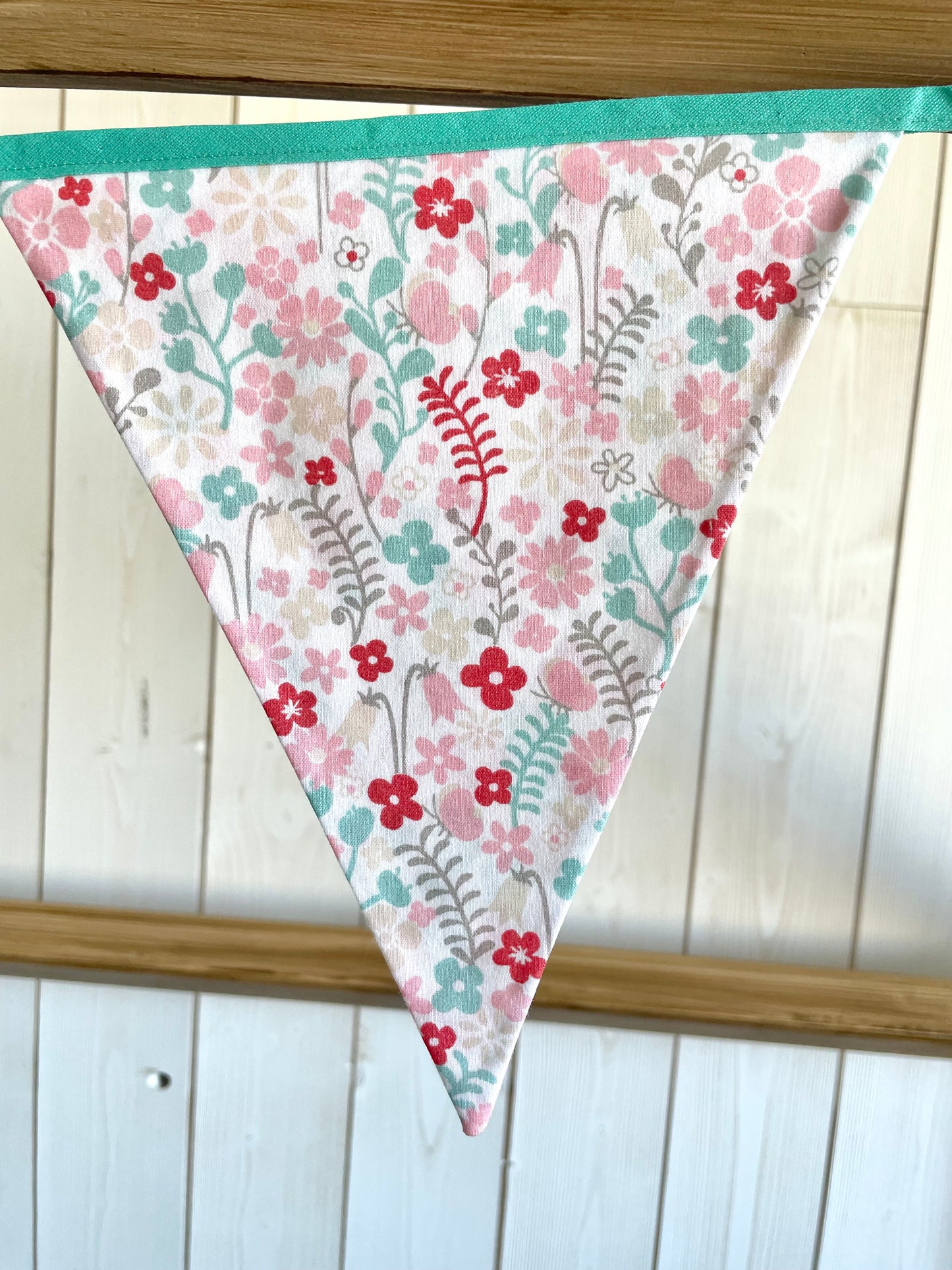Guirlande de fanions. Fleurs de printemps