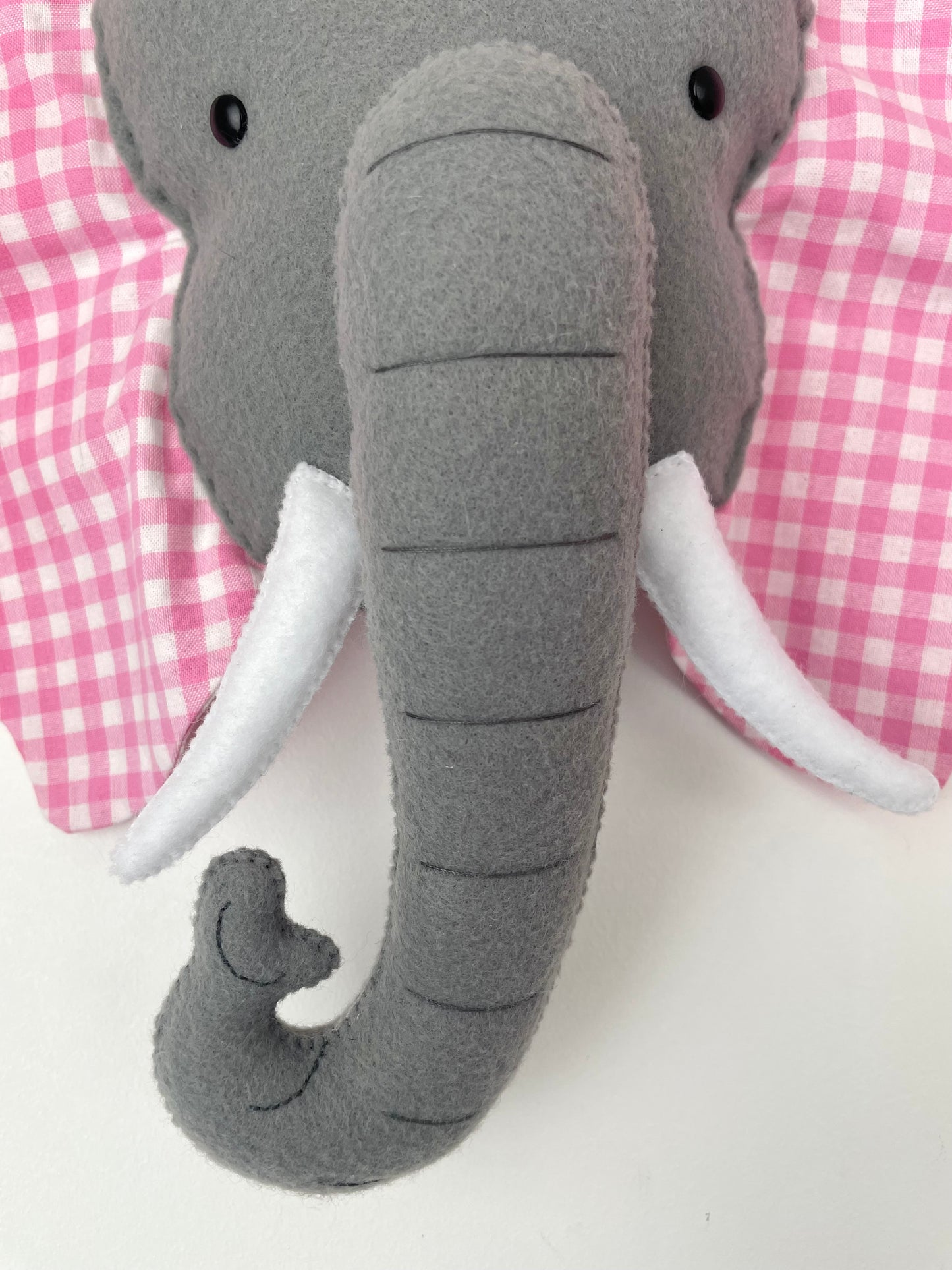 Trophée éléphant. Suspension murale en tissu