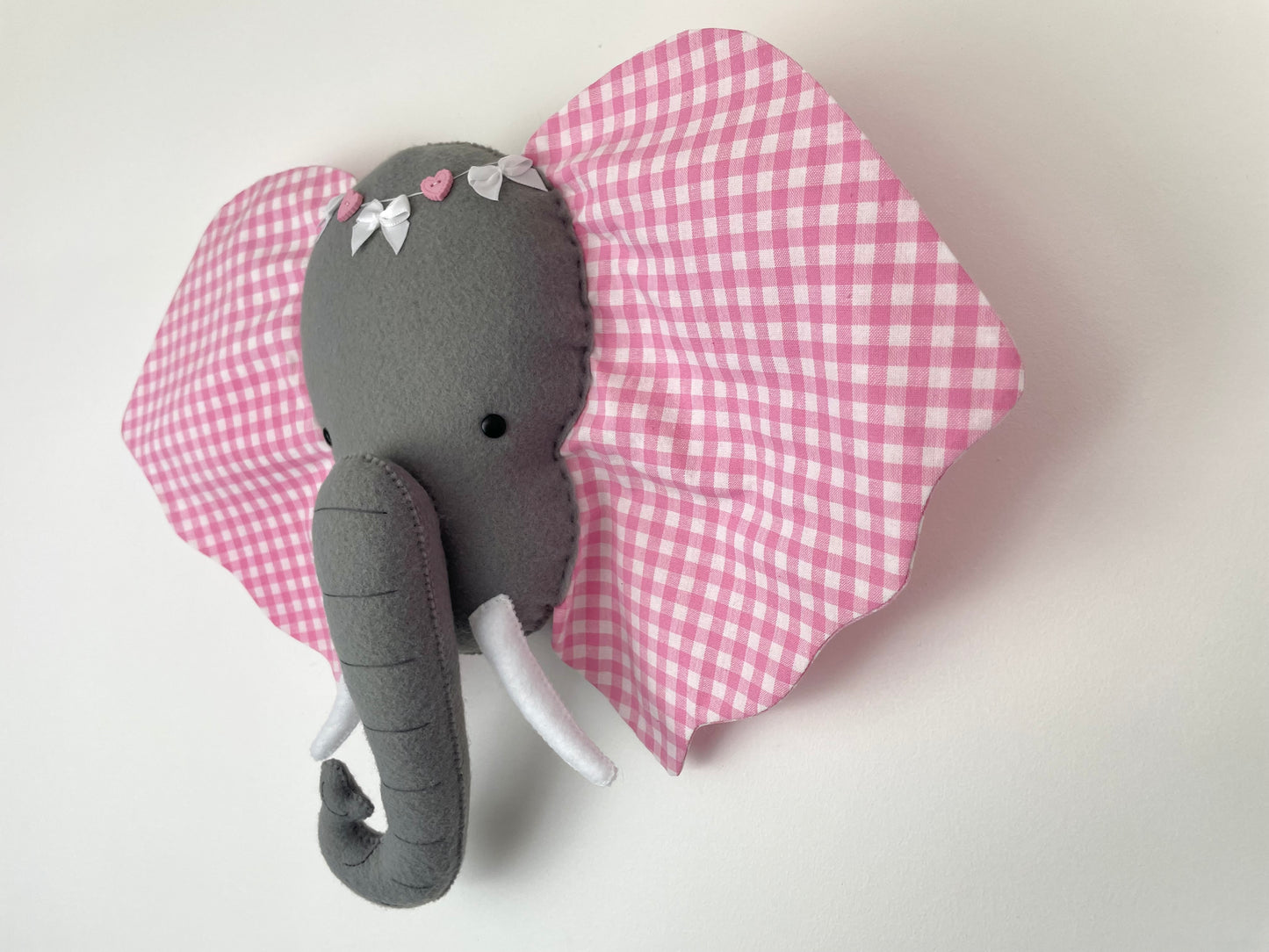 Trophée éléphant. Suspension murale en tissu