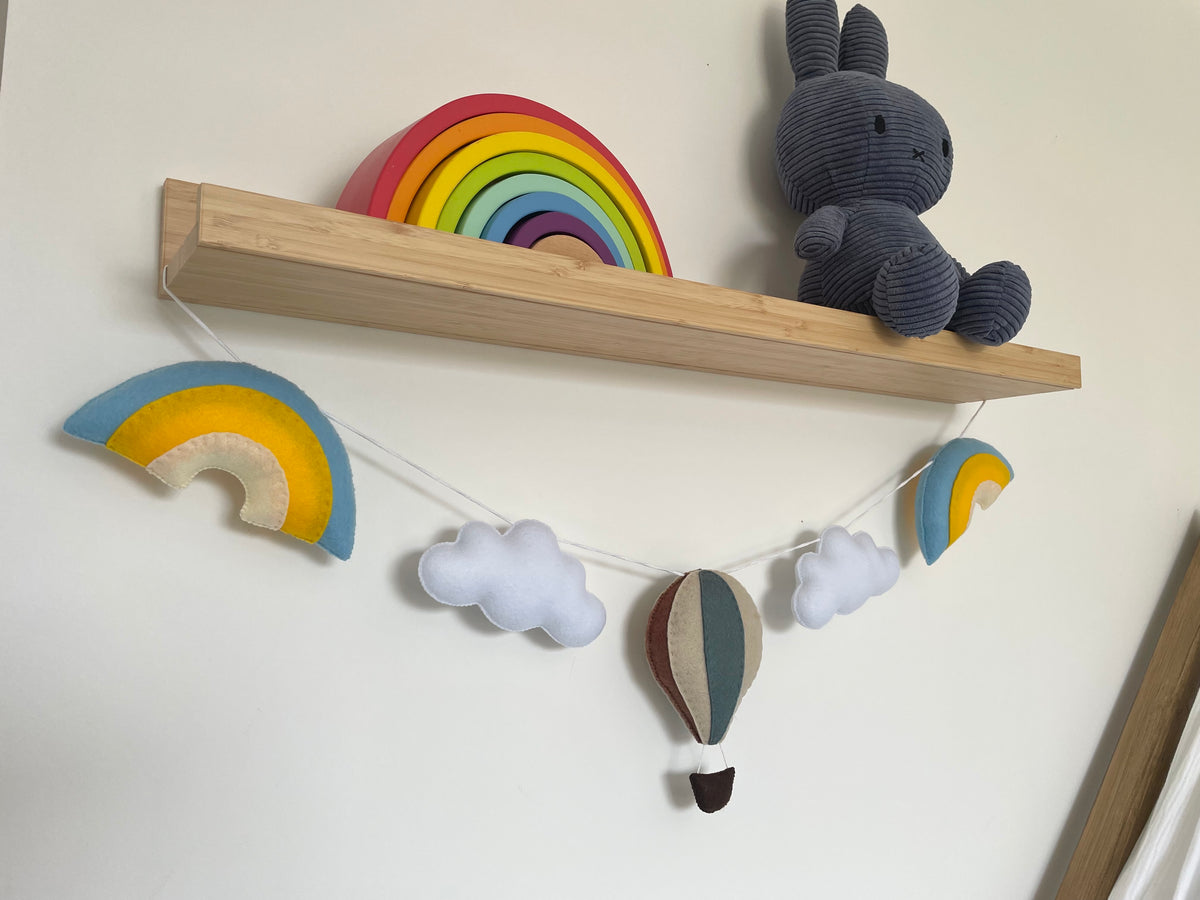 Guirlande à personnaliser. Montgolfière et arcs-en-ciel