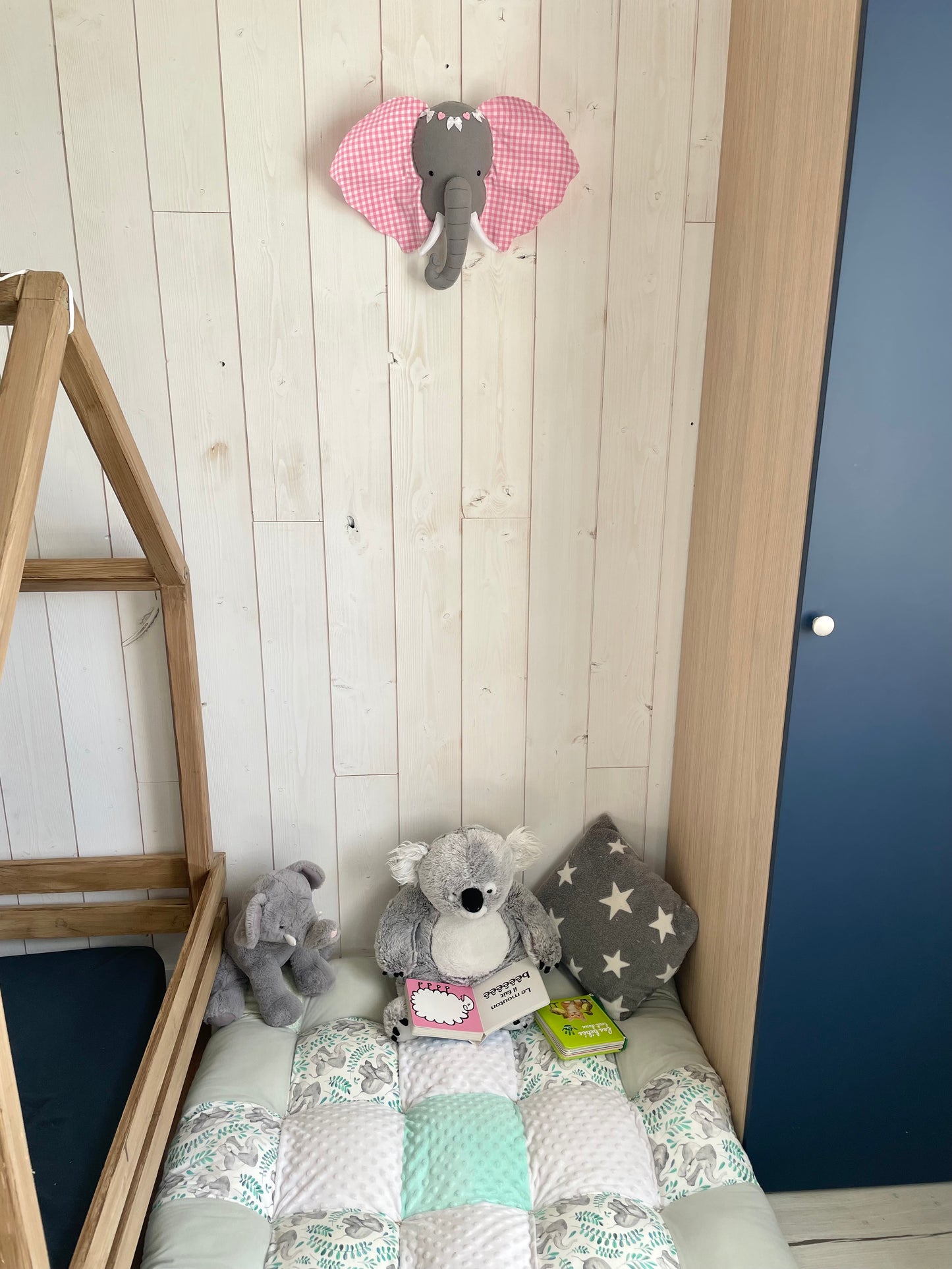 Trophée éléphant. Suspension murale en tissu