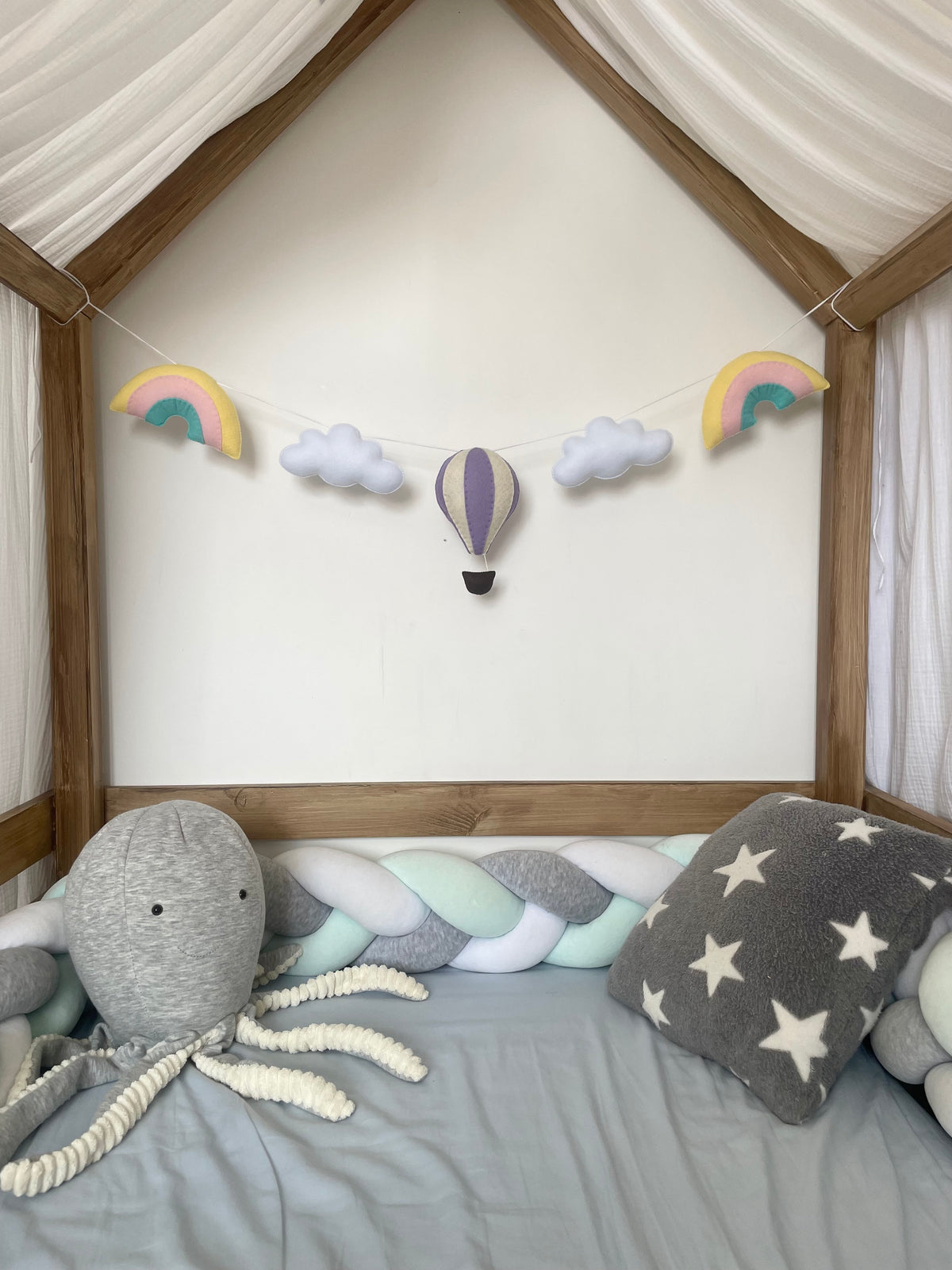 Guirlande à personnaliser. Montgolfière et arcs-en-ciel