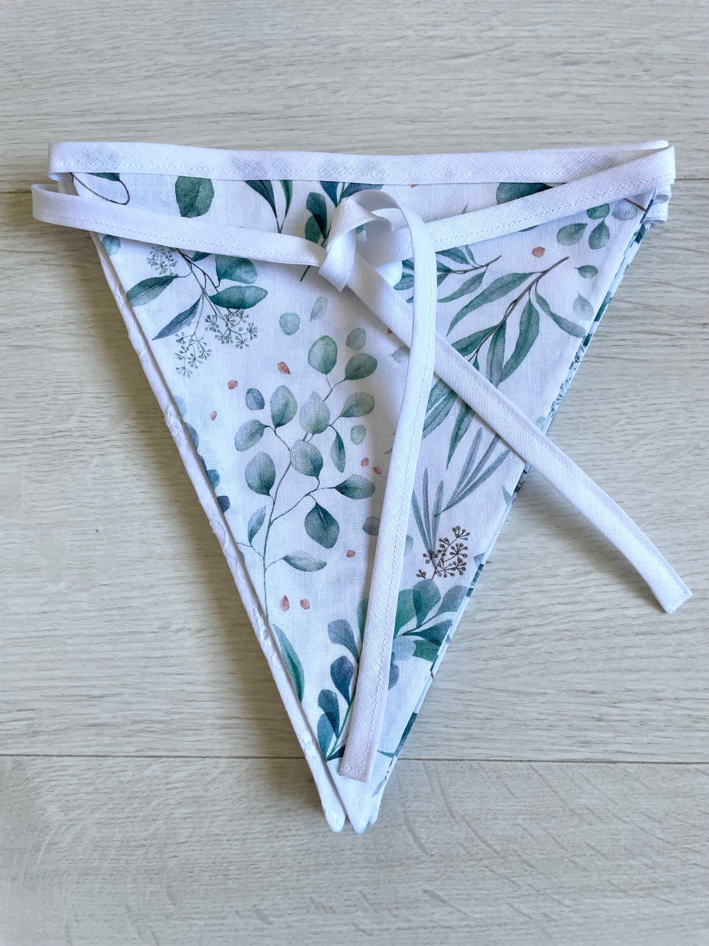 Guirlande de fanions. Eucalyptus et dentelle