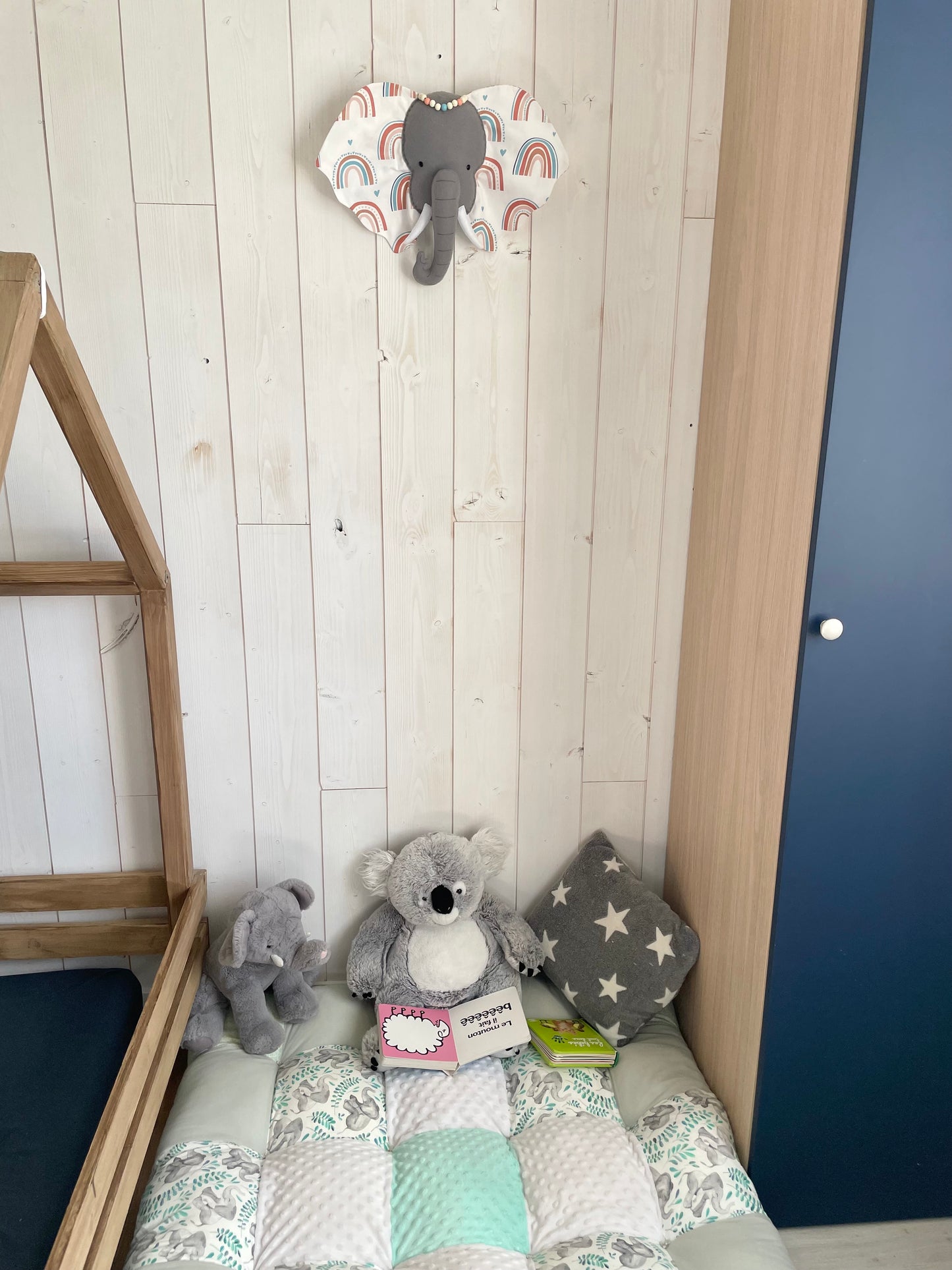 Trophée éléphant. Suspension murale en tissu