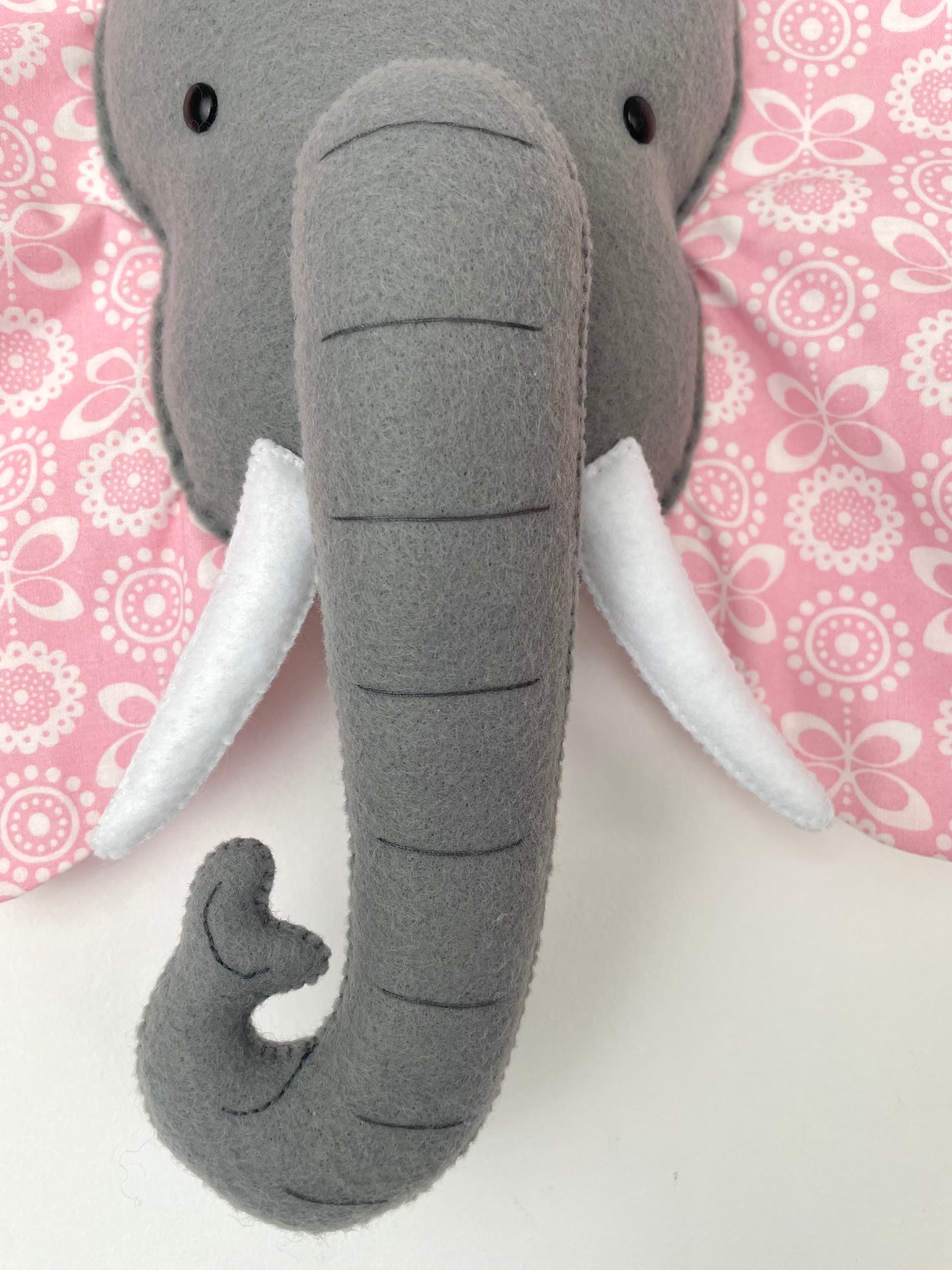 Trophée éléphant. Suspension murale en tissu