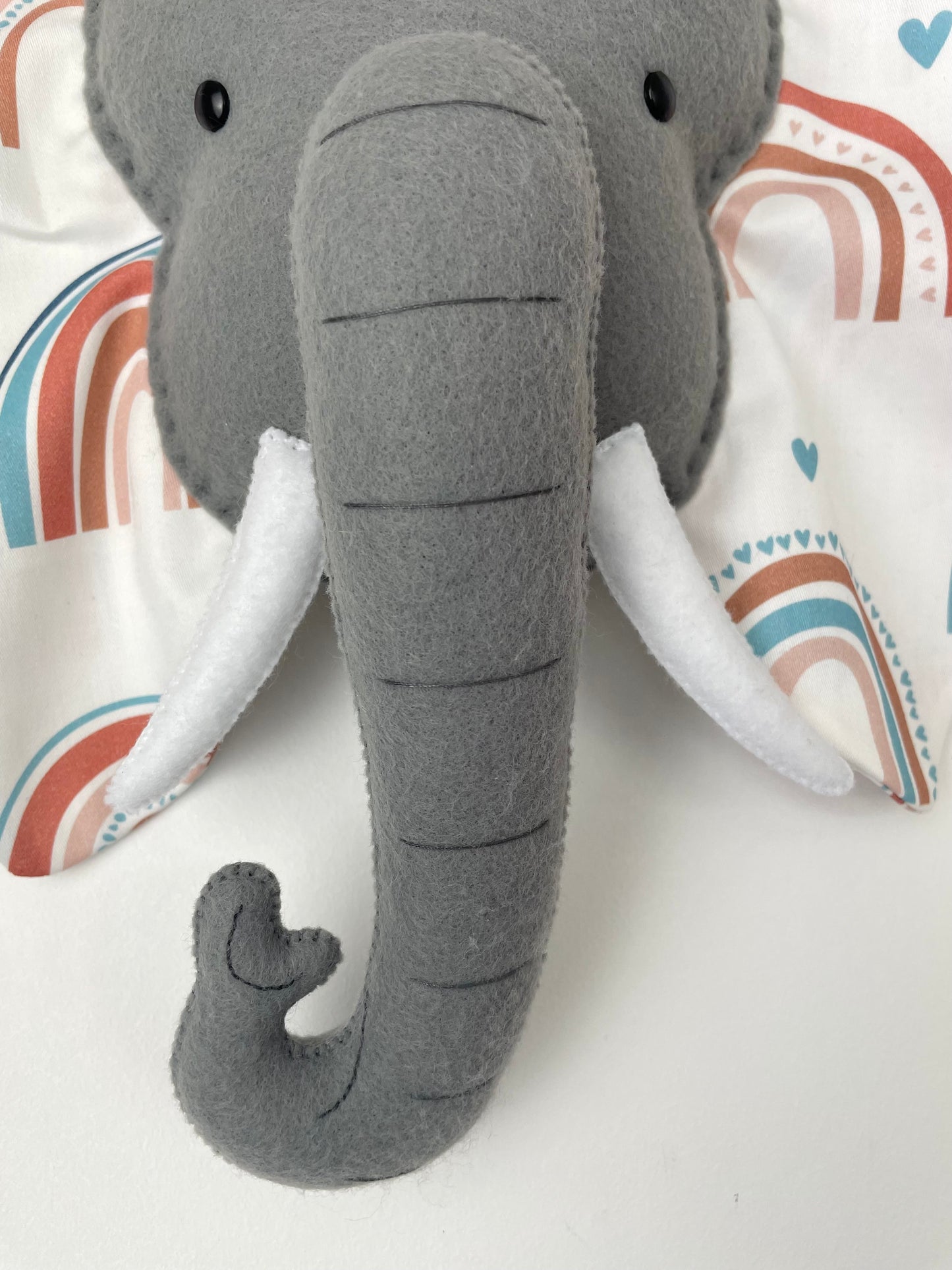 Trophée éléphant. Suspension murale en tissu