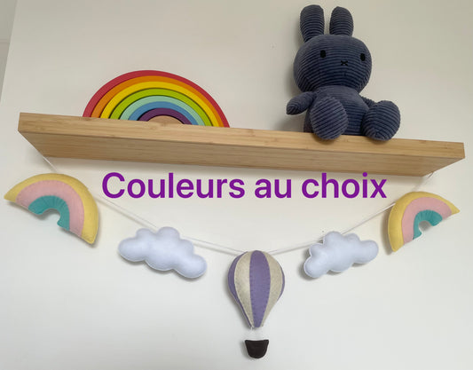 Guirlande à personnaliser. Montgolfière et arcs-en-ciel