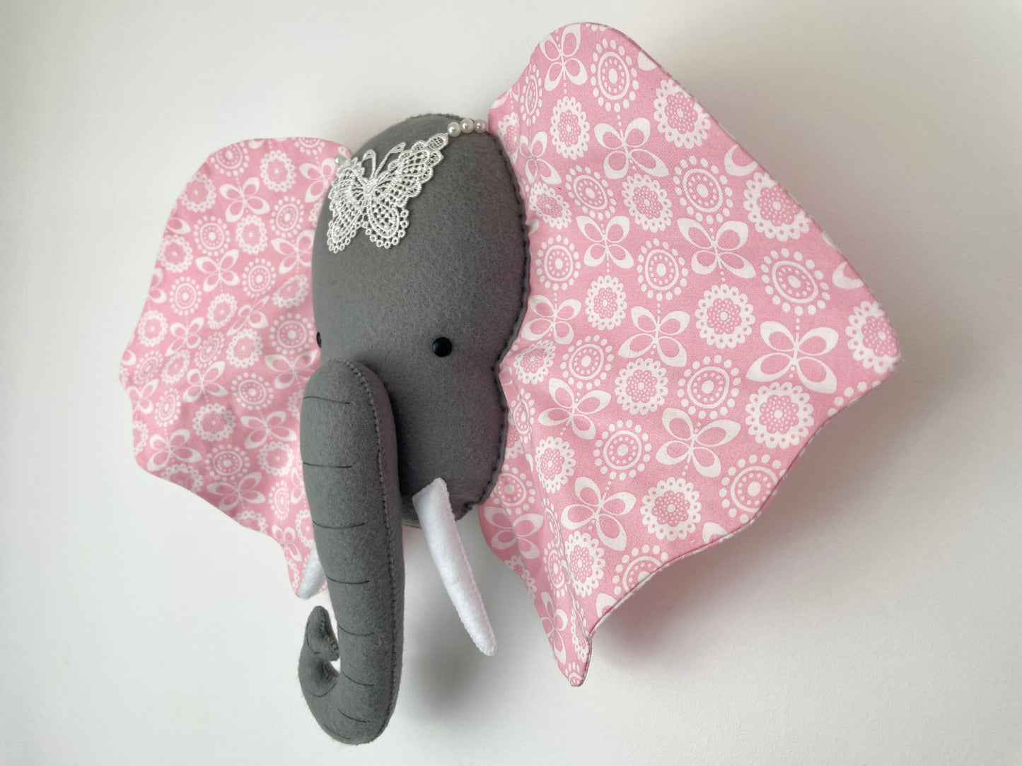 Trophée éléphant. Suspension murale en tissu