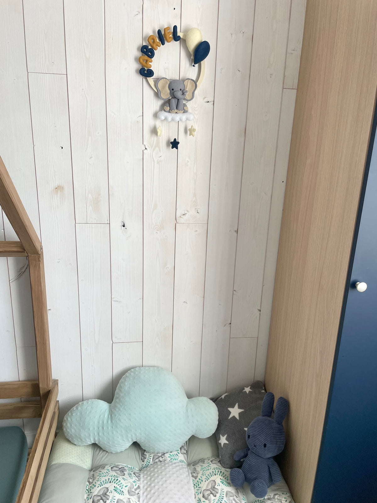 Couronne murale personnalisée prénom - éléphant et ballons