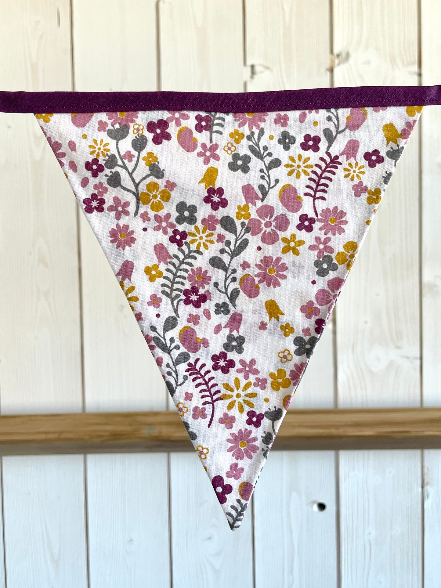Guirlande de fanions. Fleurs des prés