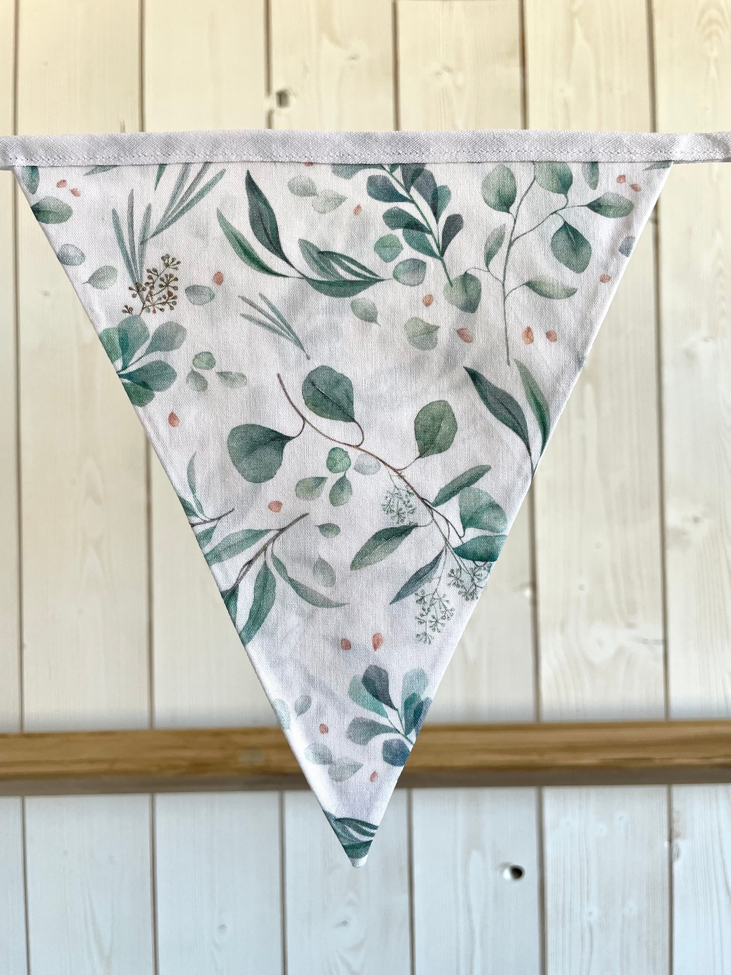 Guirlande de fanions. Eucalyptus et dentelle