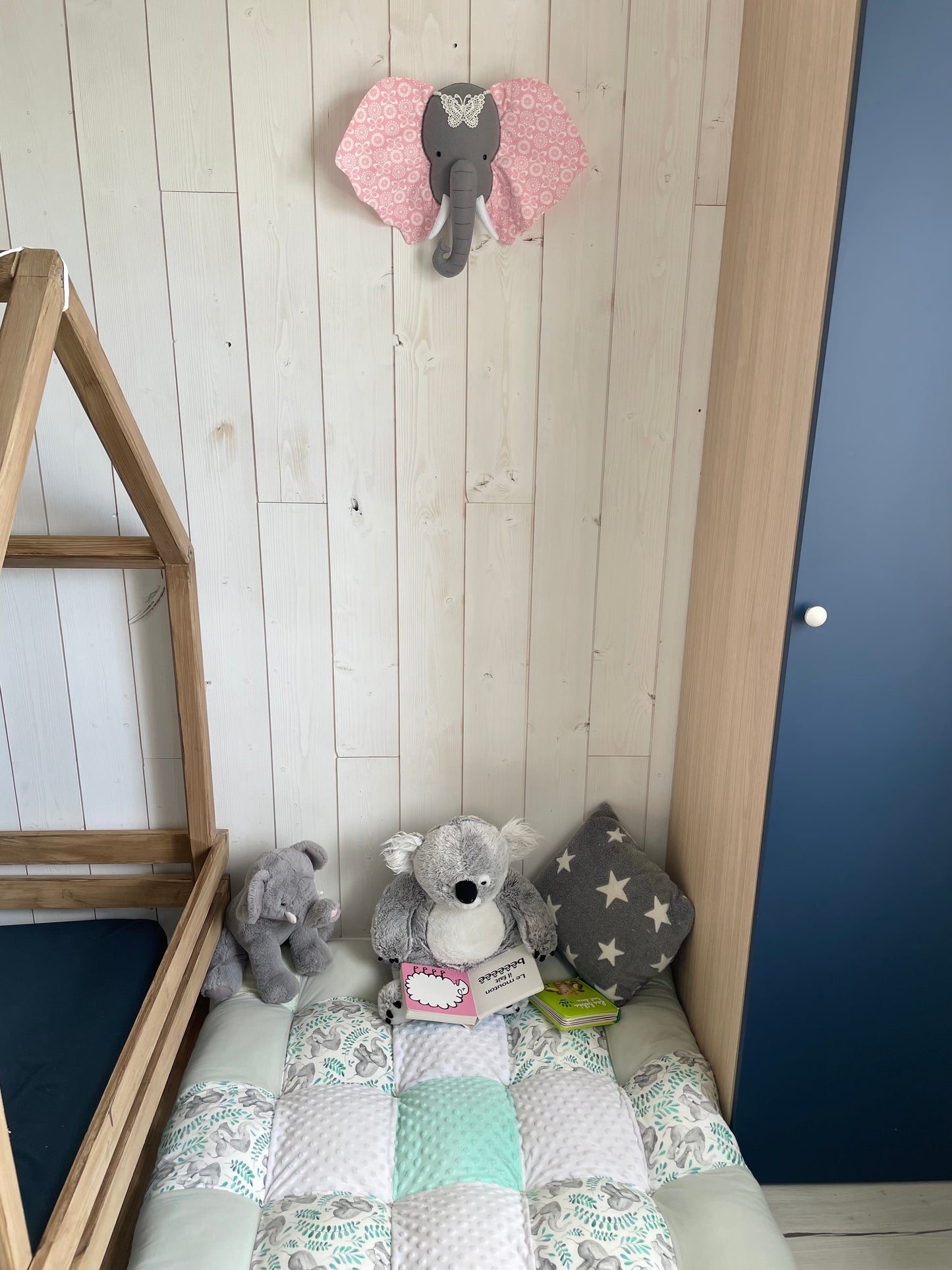 Trophée éléphant. Suspension murale en tissu