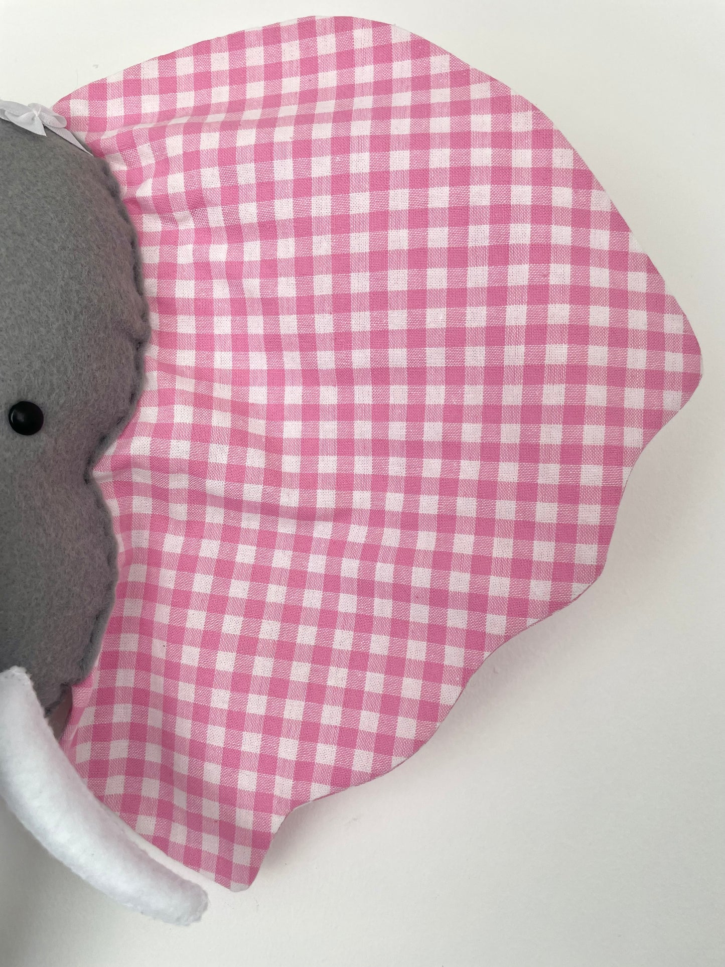 Trophée éléphant. Suspension murale en tissu