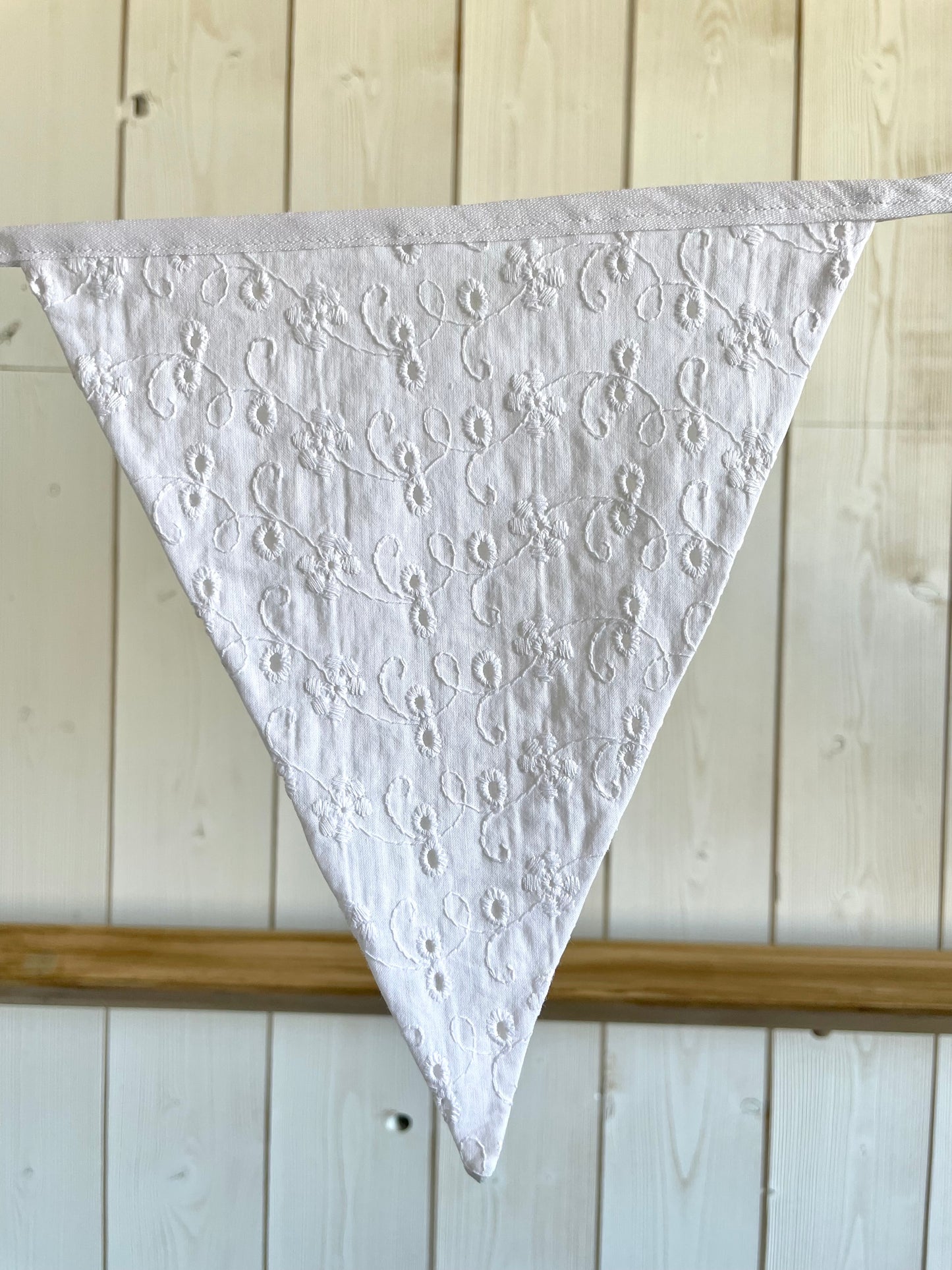 Guirlande de fanions. Eucalyptus et dentelle