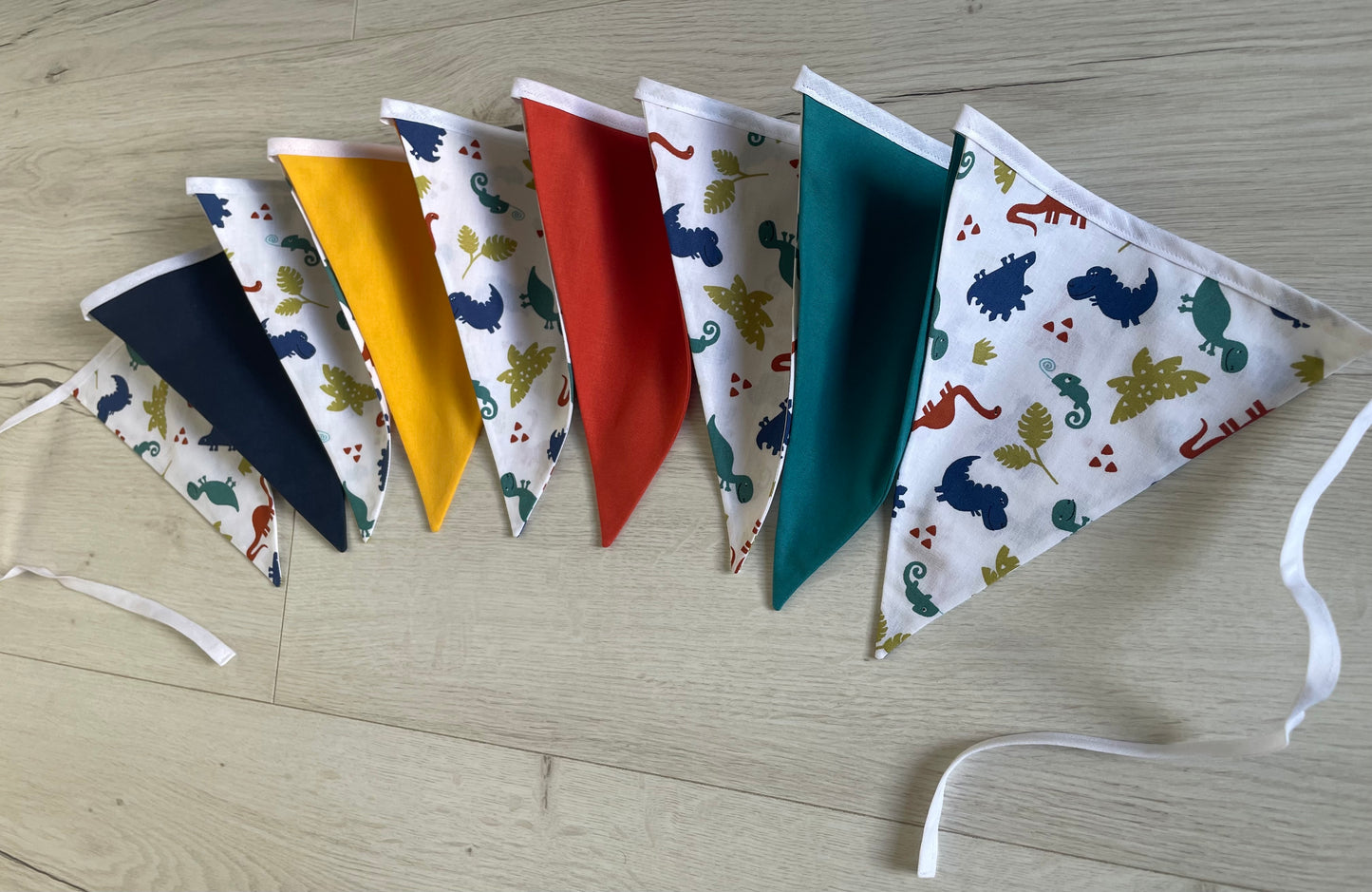 Guirlande de fanions. Dinosaures