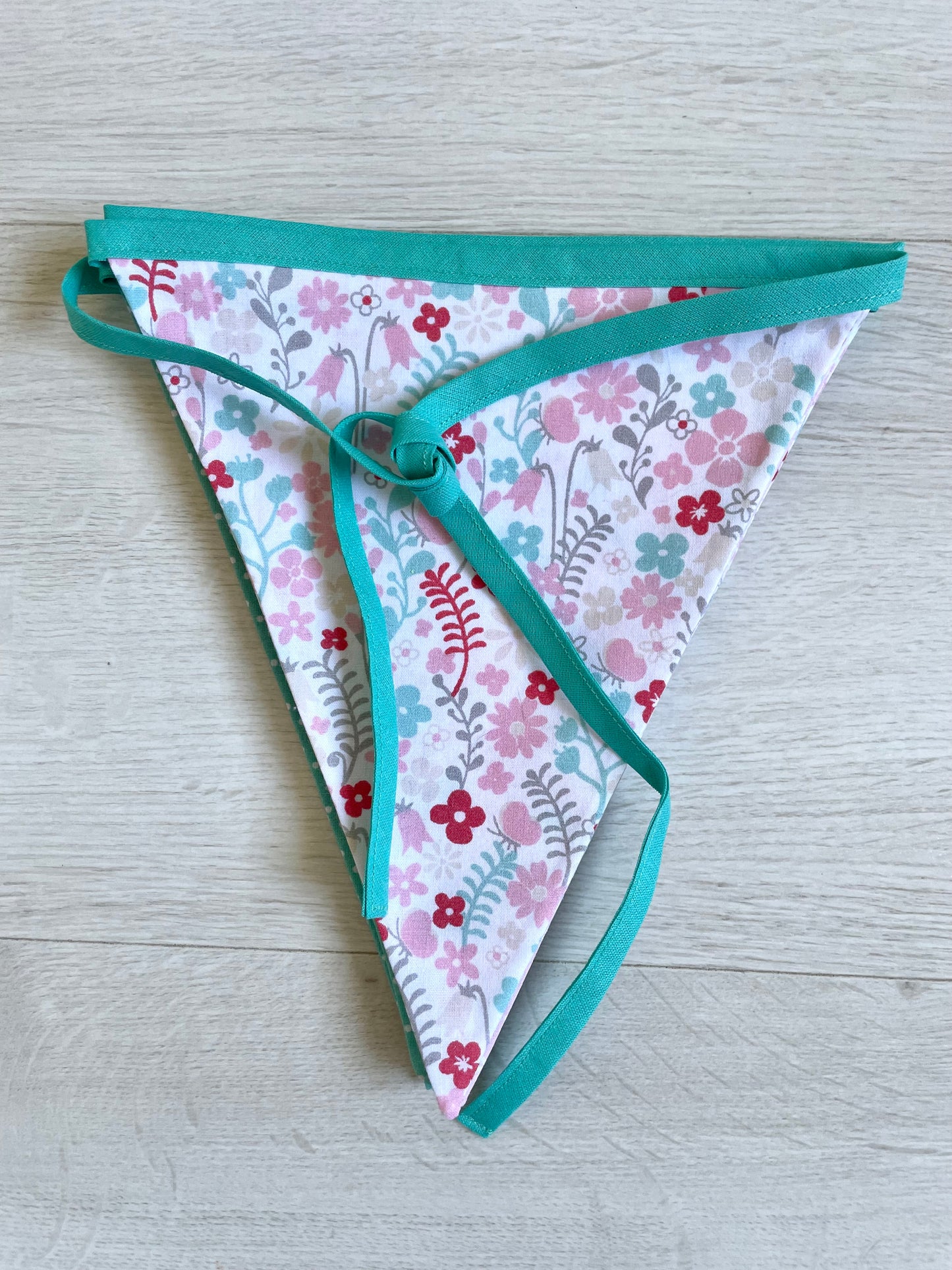 Guirlande de fanions. Fleurs de printemps