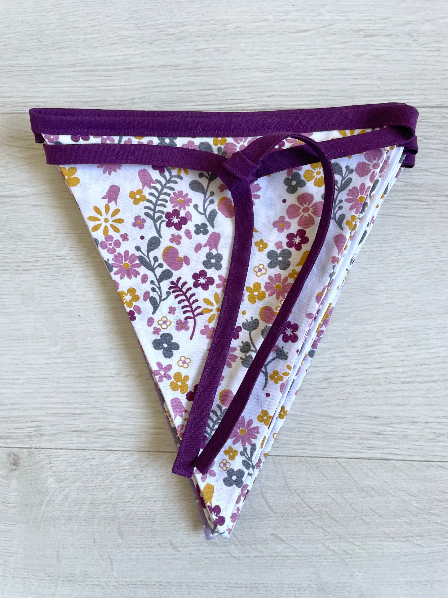 Guirlande de fanions. Fleurs des prés