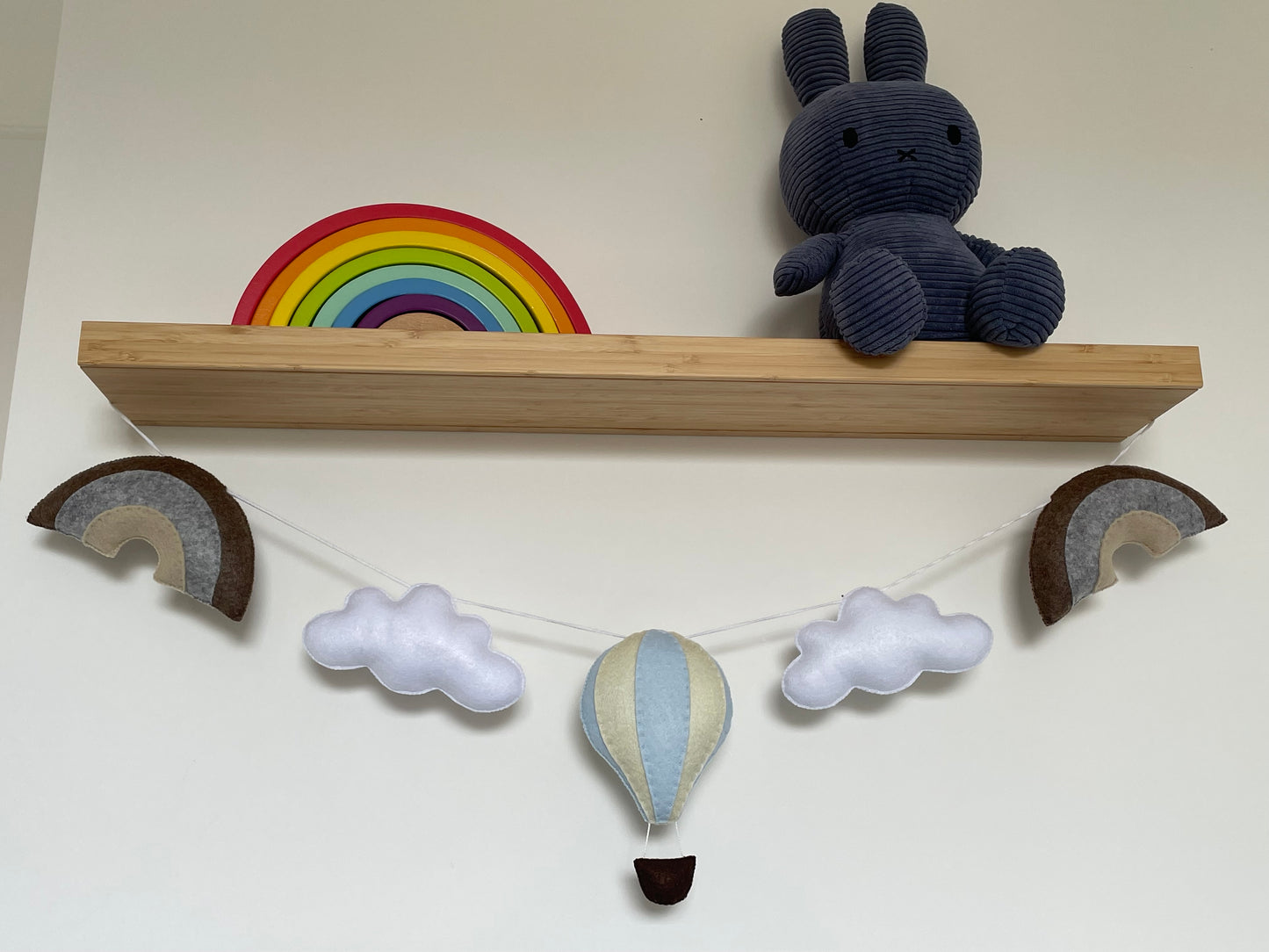 Guirlande à personnaliser. Montgolfière et arcs-en-ciel